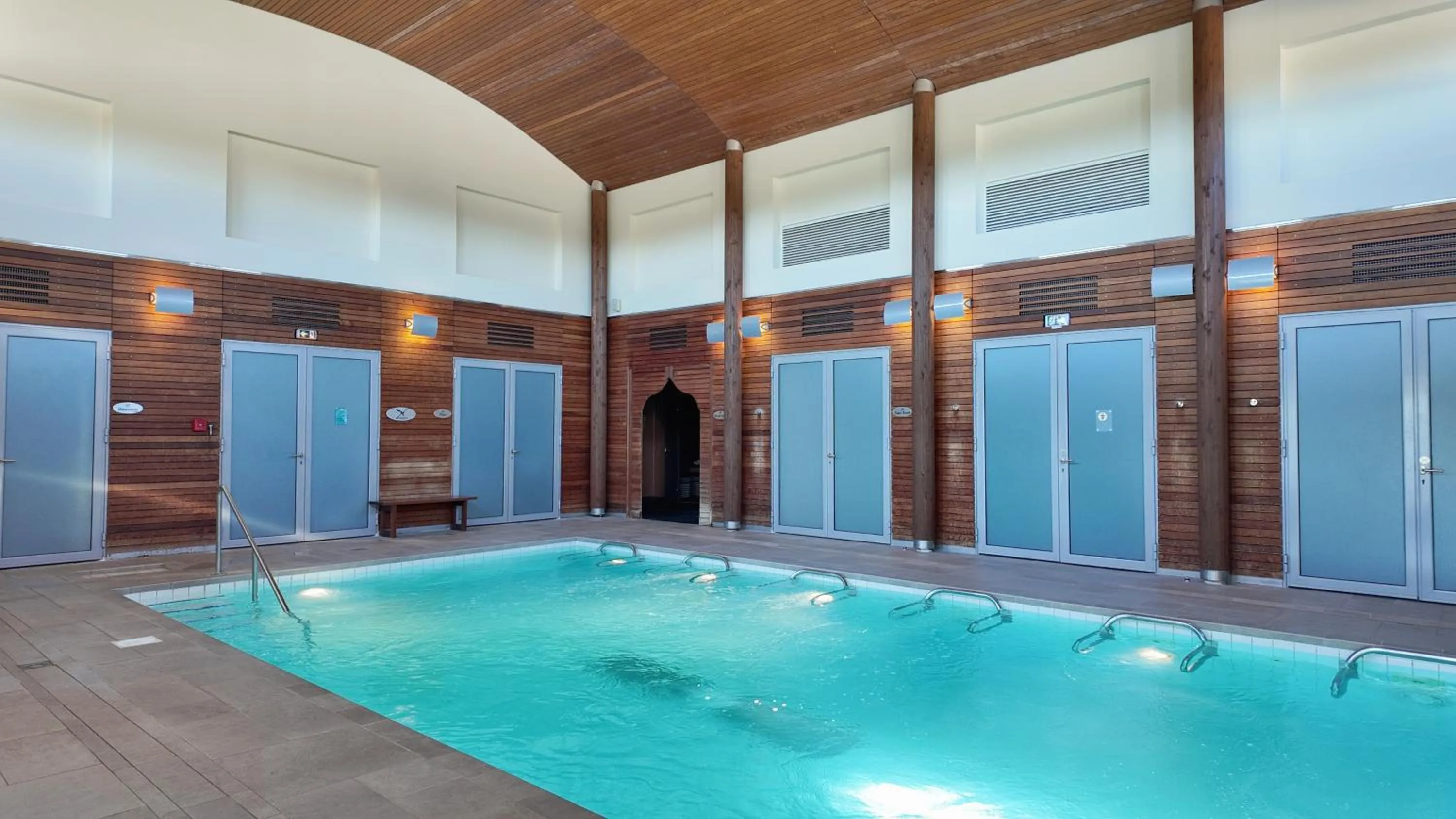 Swimming pool in Relais de Margaux - Hôtel, Golf & Spa