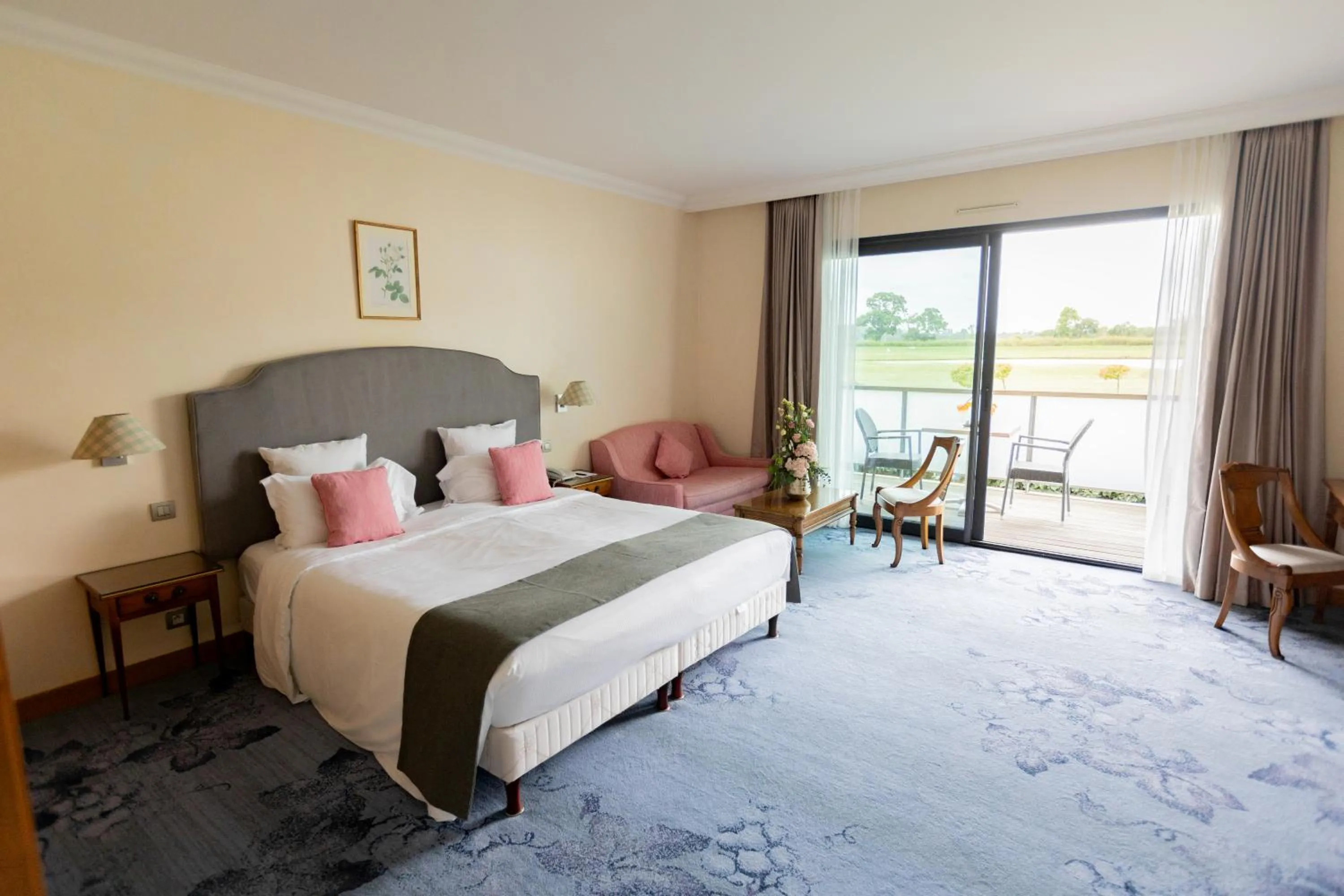 Patio, Bed in Relais de Margaux - Hôtel, Golf & Spa