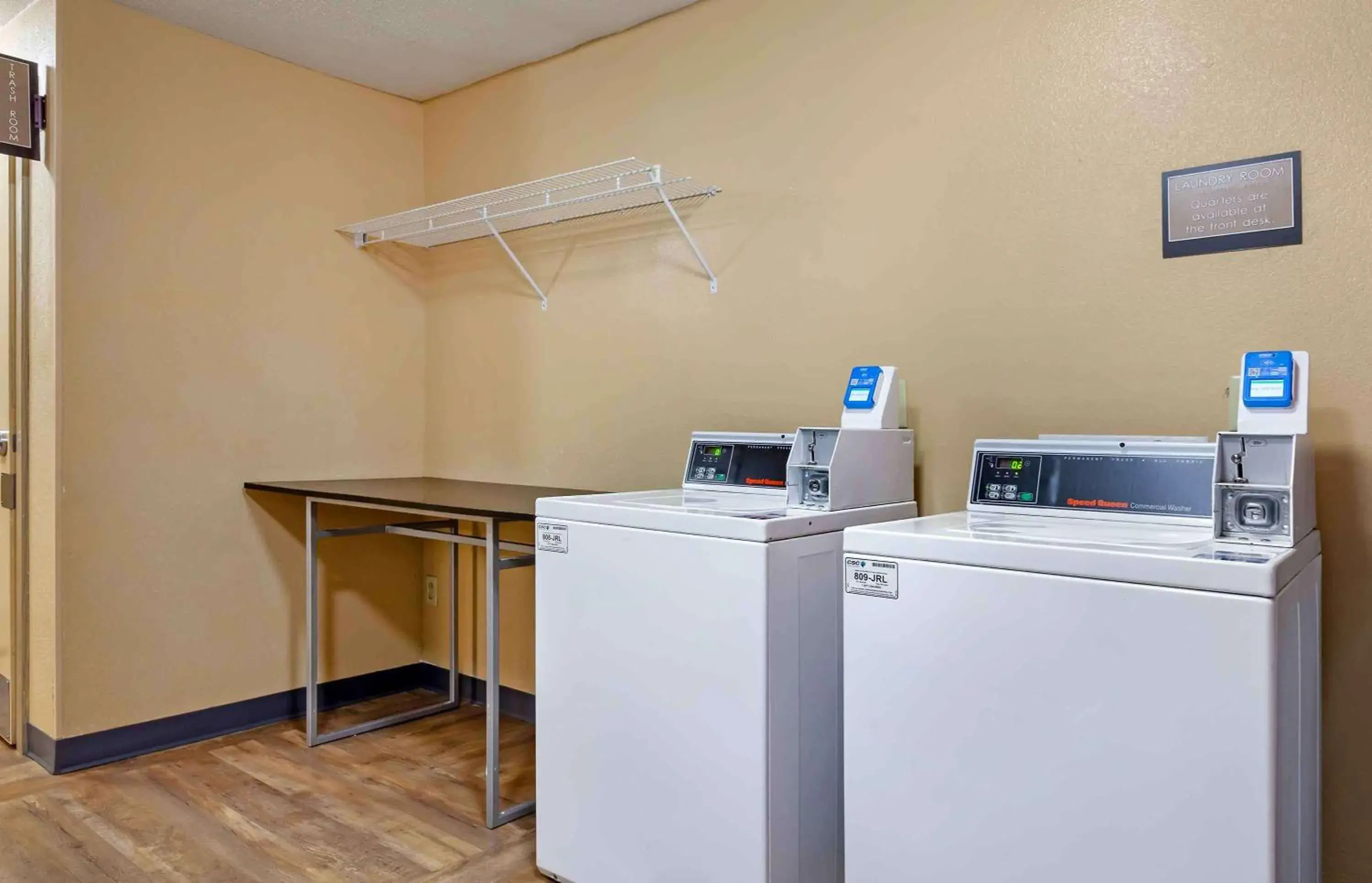 Property building in Extended Stay America Select Suites - Madison - Old Sauk Rd Property building in Extended Stay America Select Suites - Madison - Old Sauk Rd