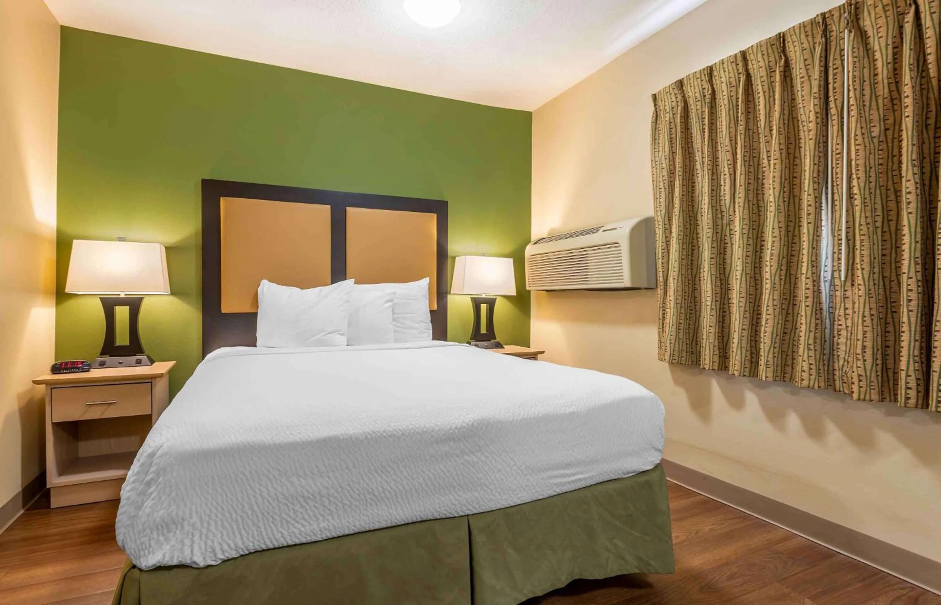 Bedroom, Bed in Extended Stay America Select Suites - Indianapolis - North - Carmel