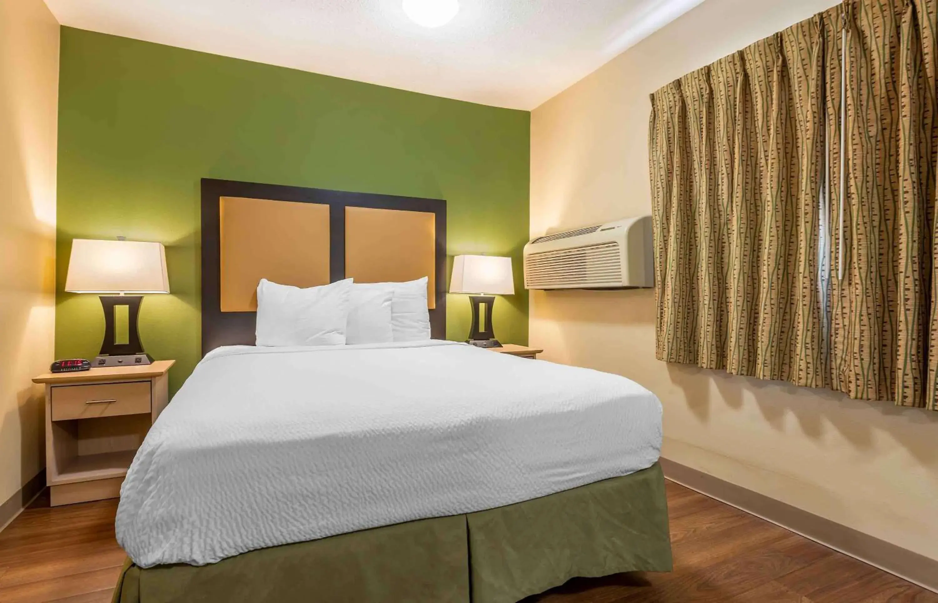 Bedroom, Bed in Extended Stay America Select Suites - Indianapolis - North - Carmel Bedroom, Bed in Extended Stay America Select Suites - Indianapolis - North - Carmel