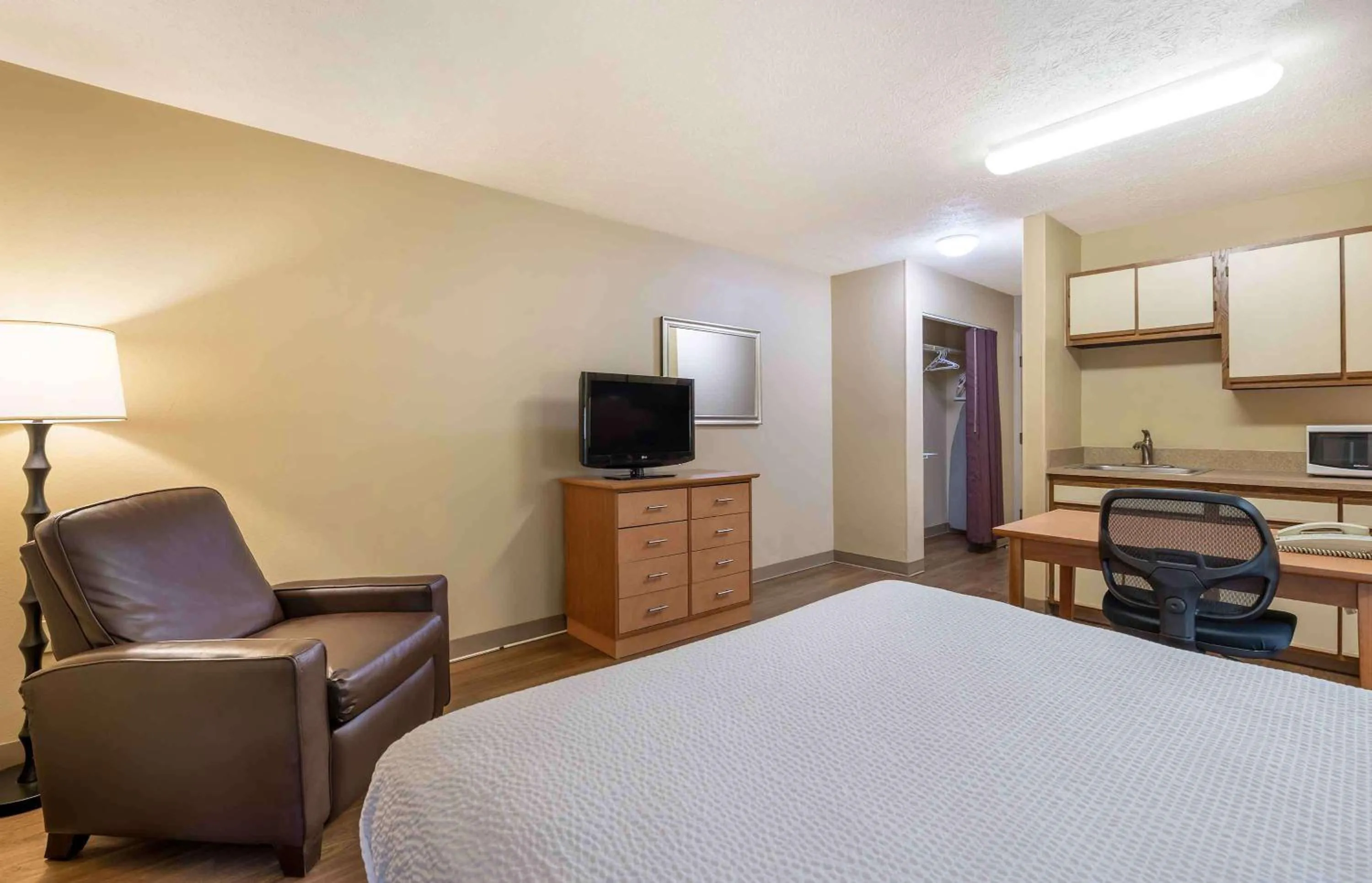Bedroom, Bed in Extended Stay America Select Suites - Indianapolis - North - Carmel
