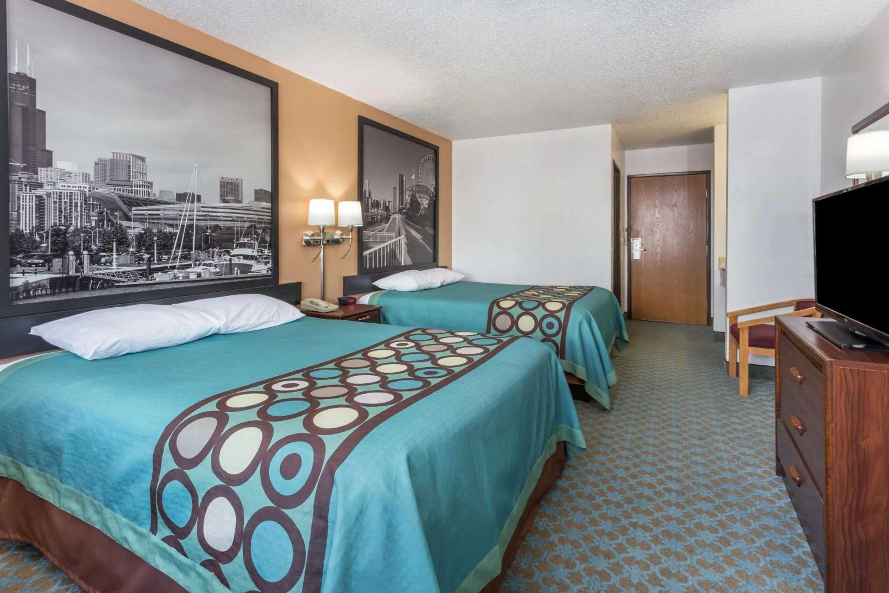 Photo of the whole room, Bed in Super 8 by Wyndham Bourbonnais/Kankakee Area