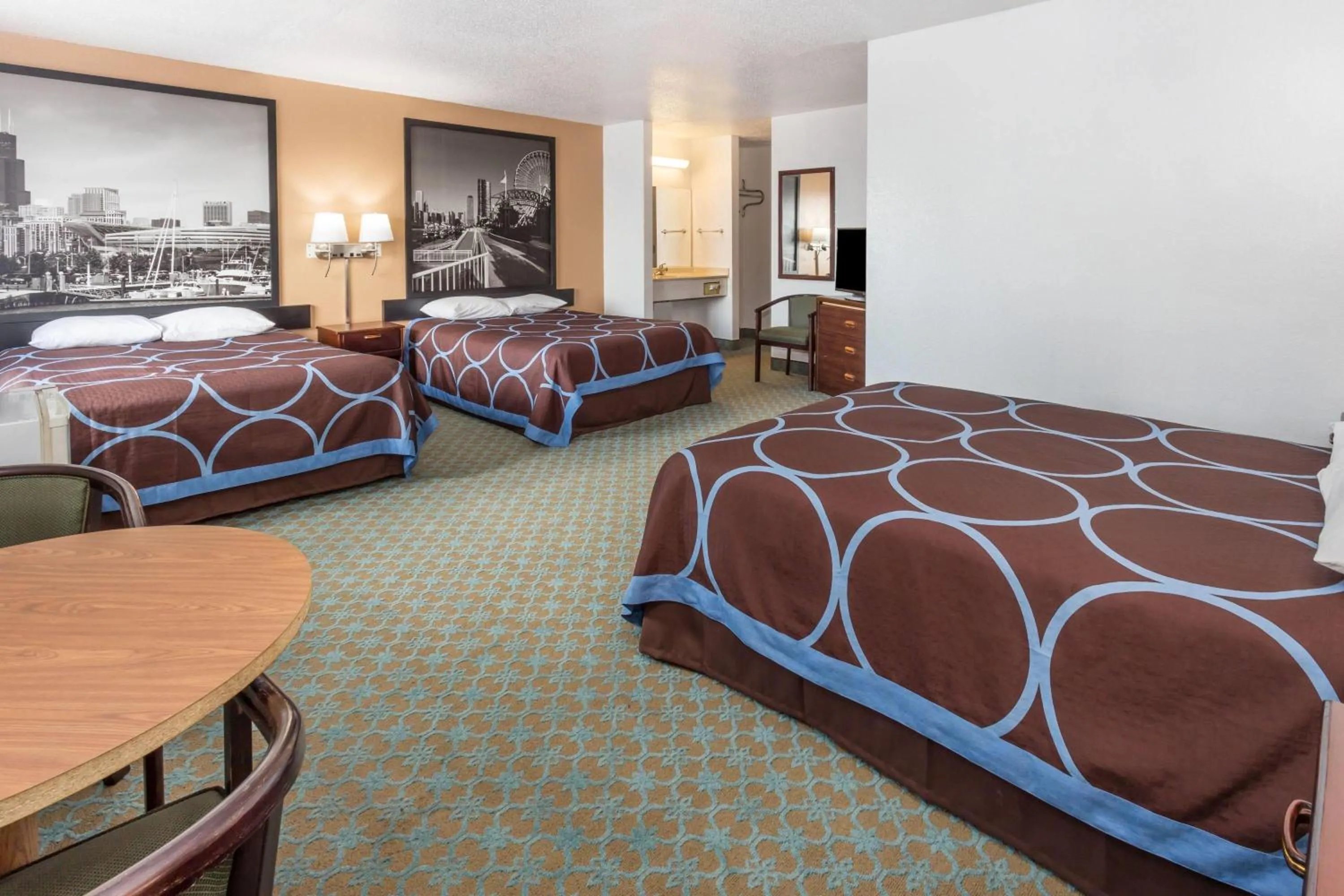 Photo of the whole room, Bed in Super 8 by Wyndham Bourbonnais/Kankakee Area