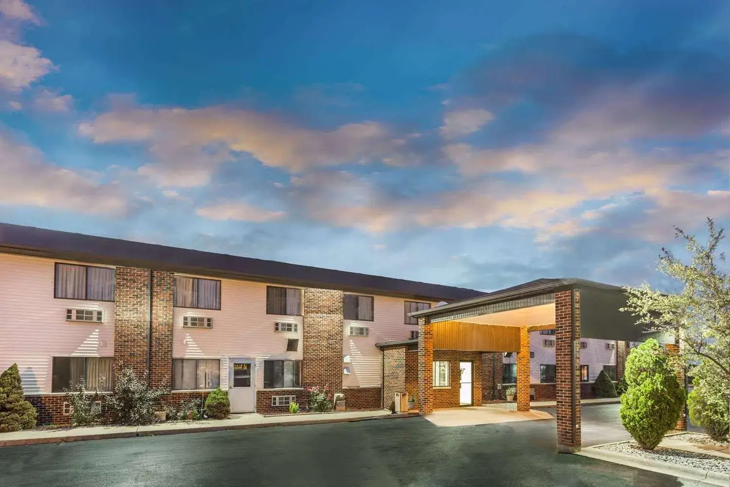 Property building in Super 8 by Wyndham Bourbonnais/Kankakee Area Property building in Super 8 by Wyndham Bourbonnais/Kankakee Area