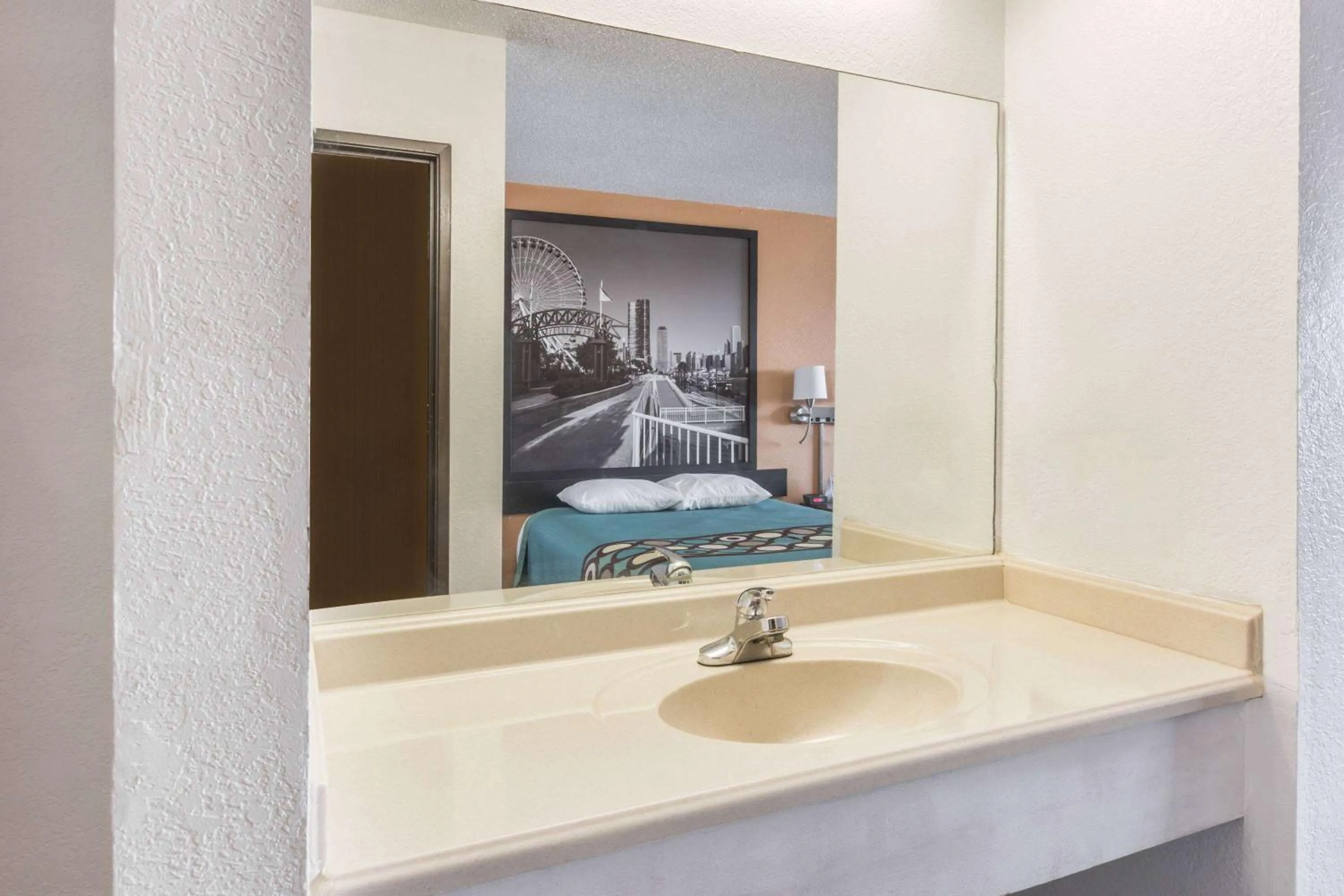 TV and multimedia in Super 8 by Wyndham Bourbonnais/Kankakee Area