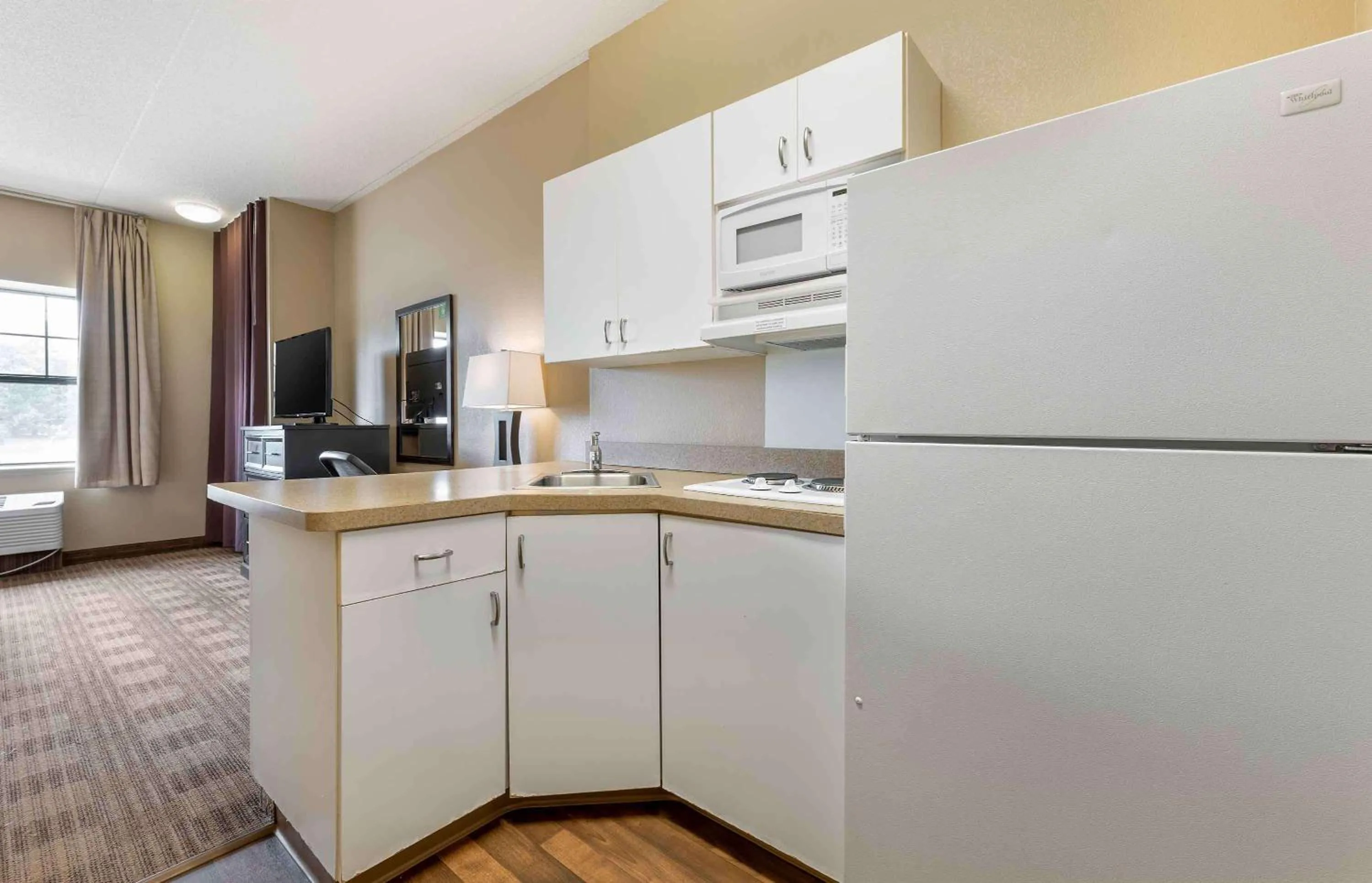 Kitchen or kitchenette in Extended Stay America Select Suites - Chicago - O'Hare