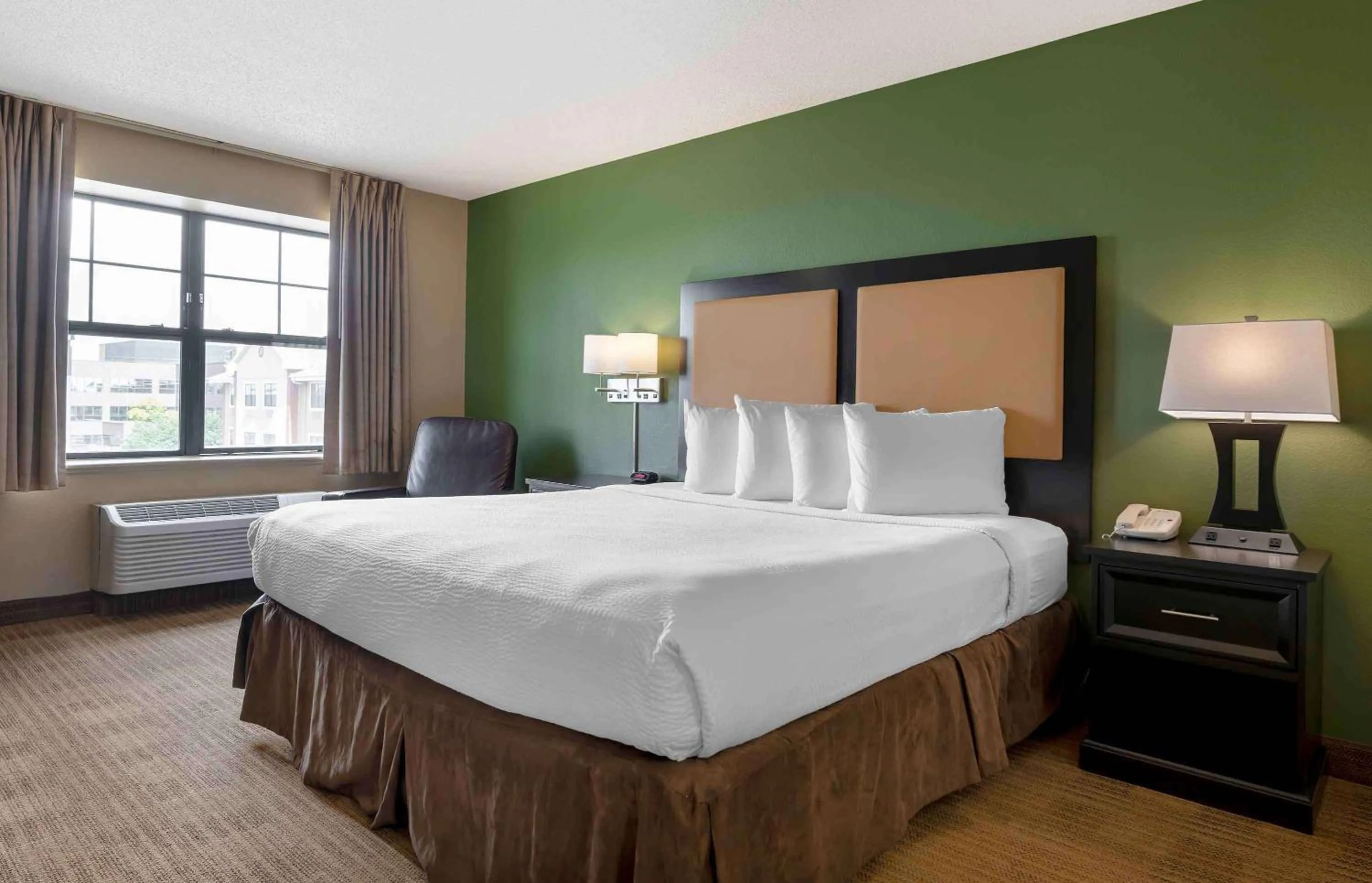 Bedroom, Bed in Extended Stay America Select Suites - Chicago - O'Hare