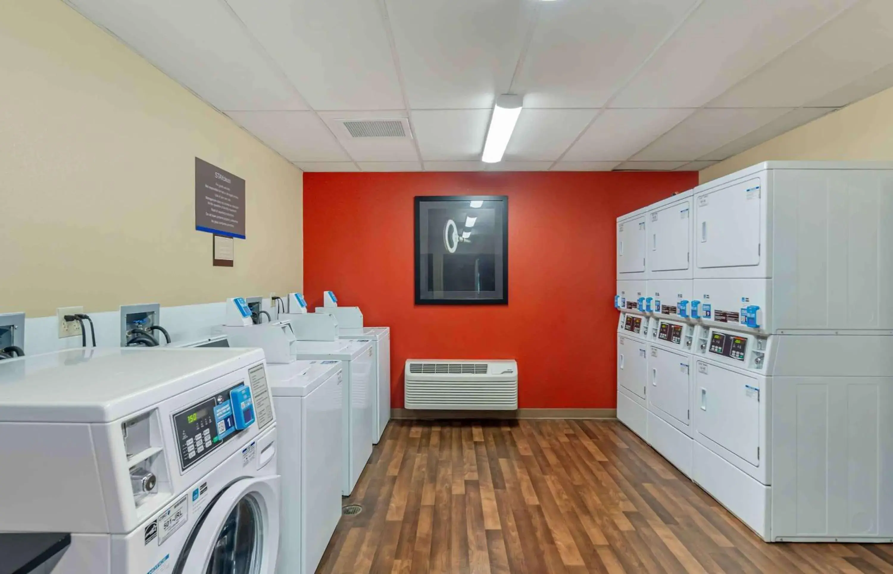 Property building in Extended Stay America Select Suites - Chicago - O'Hare Property building in Extended Stay America Select Suites - Chicago - O'Hare