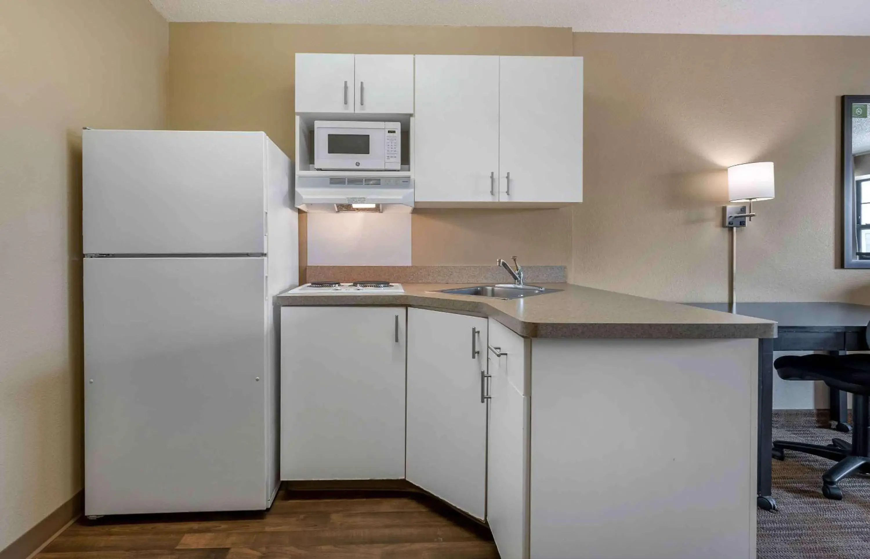 Kitchen or kitchenette in Extended Stay America Select Suites - Chicago - O'Hare Kitchen or kitchenette in Extended Stay America Select Suites - Chicago - O'Hare