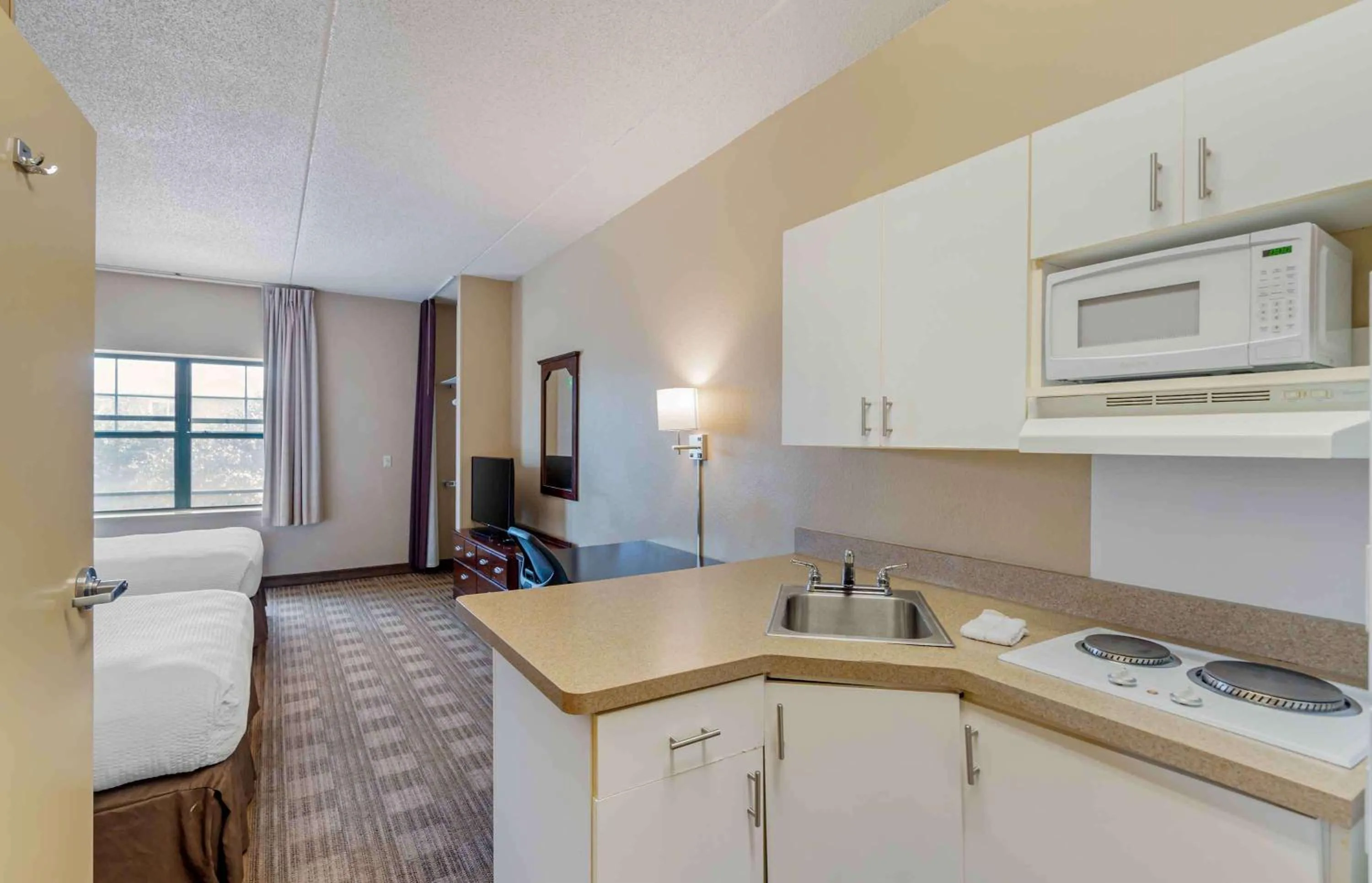 Kitchen or kitchenette in Extended Stay America Select Suites - Chicago - O'Hare