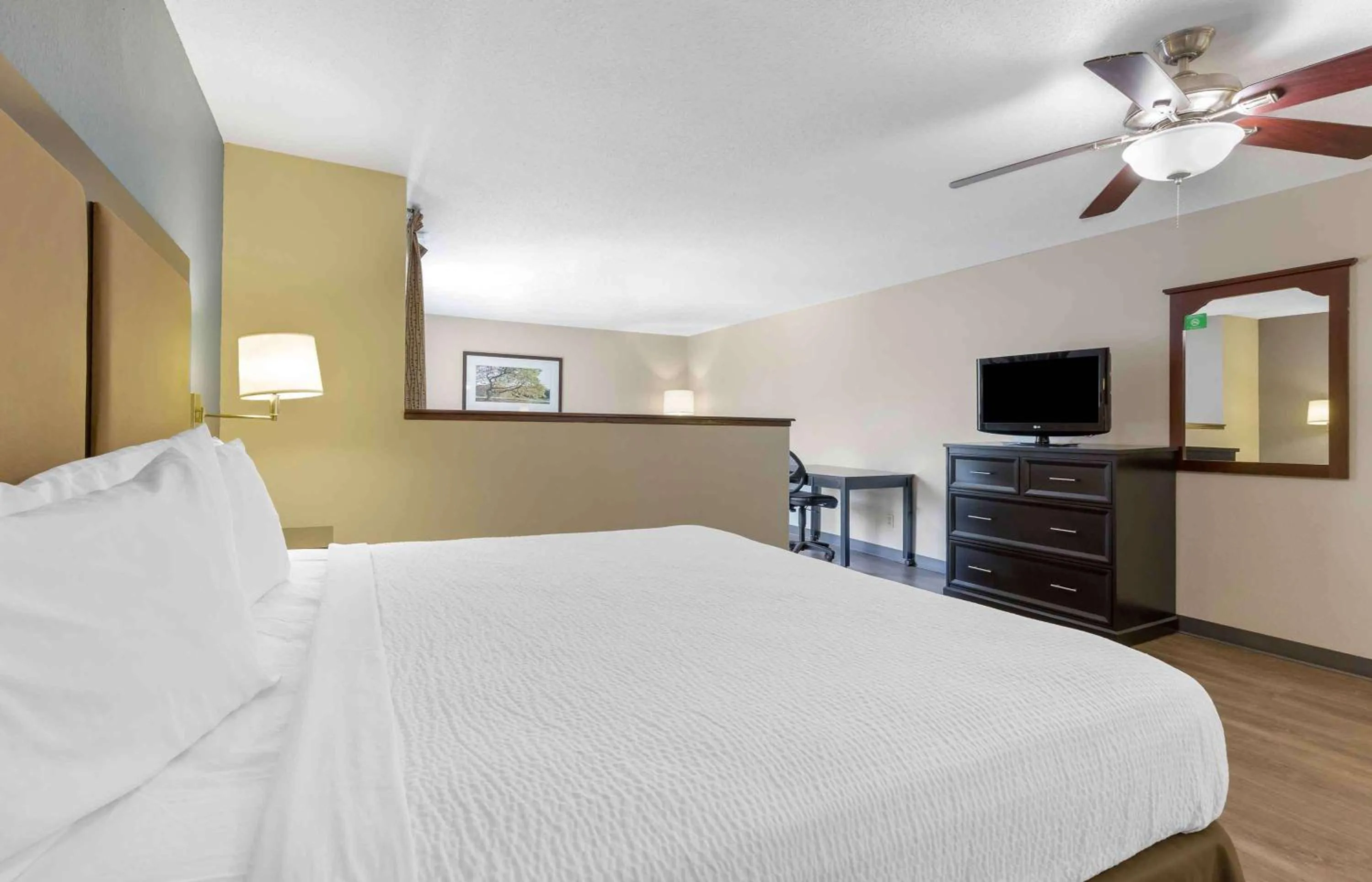 Bedroom, Bed in Extended Stay America Select Suites - Chicago - O'Hare
