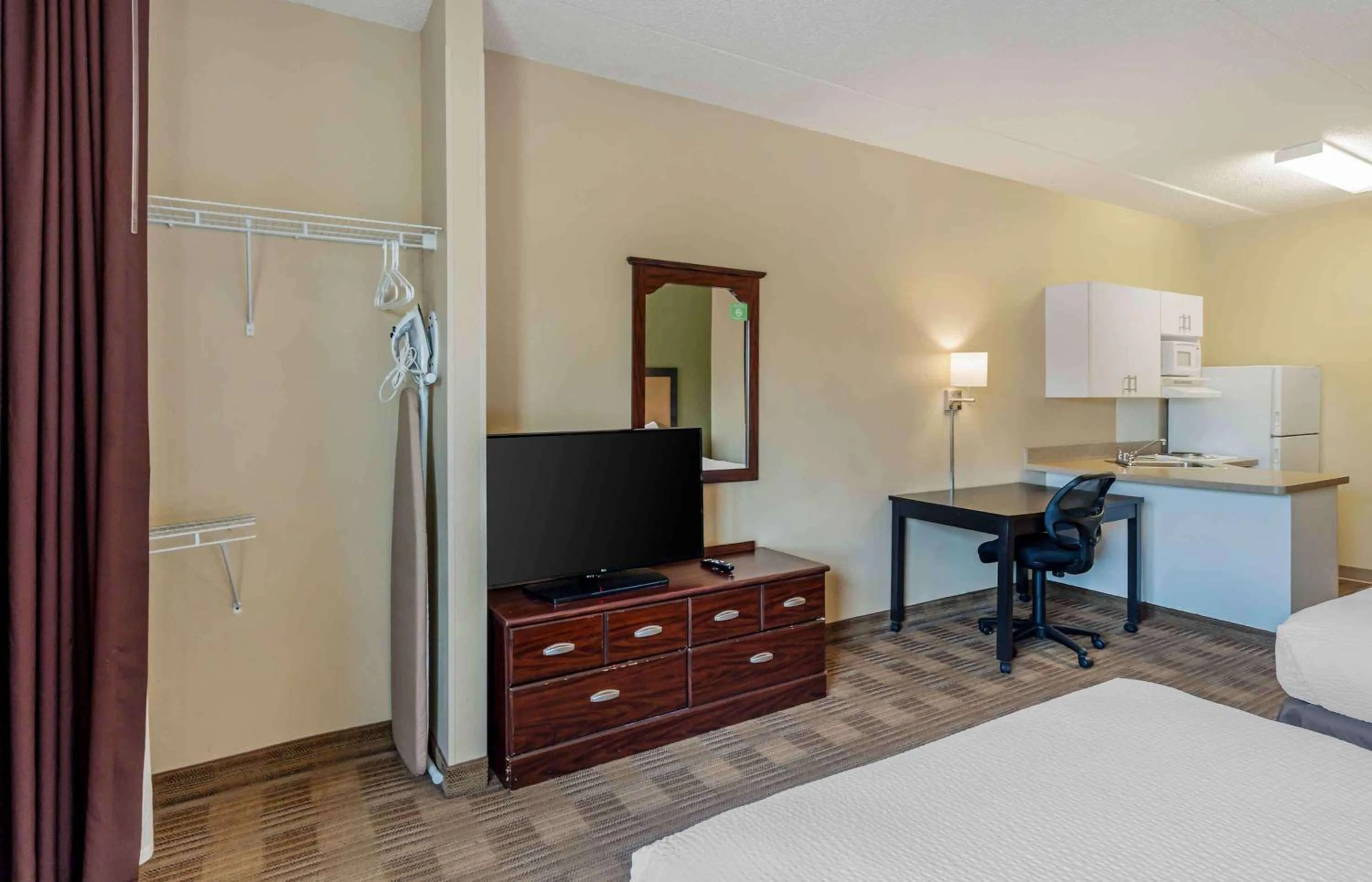 Bedroom, Bed in Extended Stay America Select Suites - Chicago - O'Hare