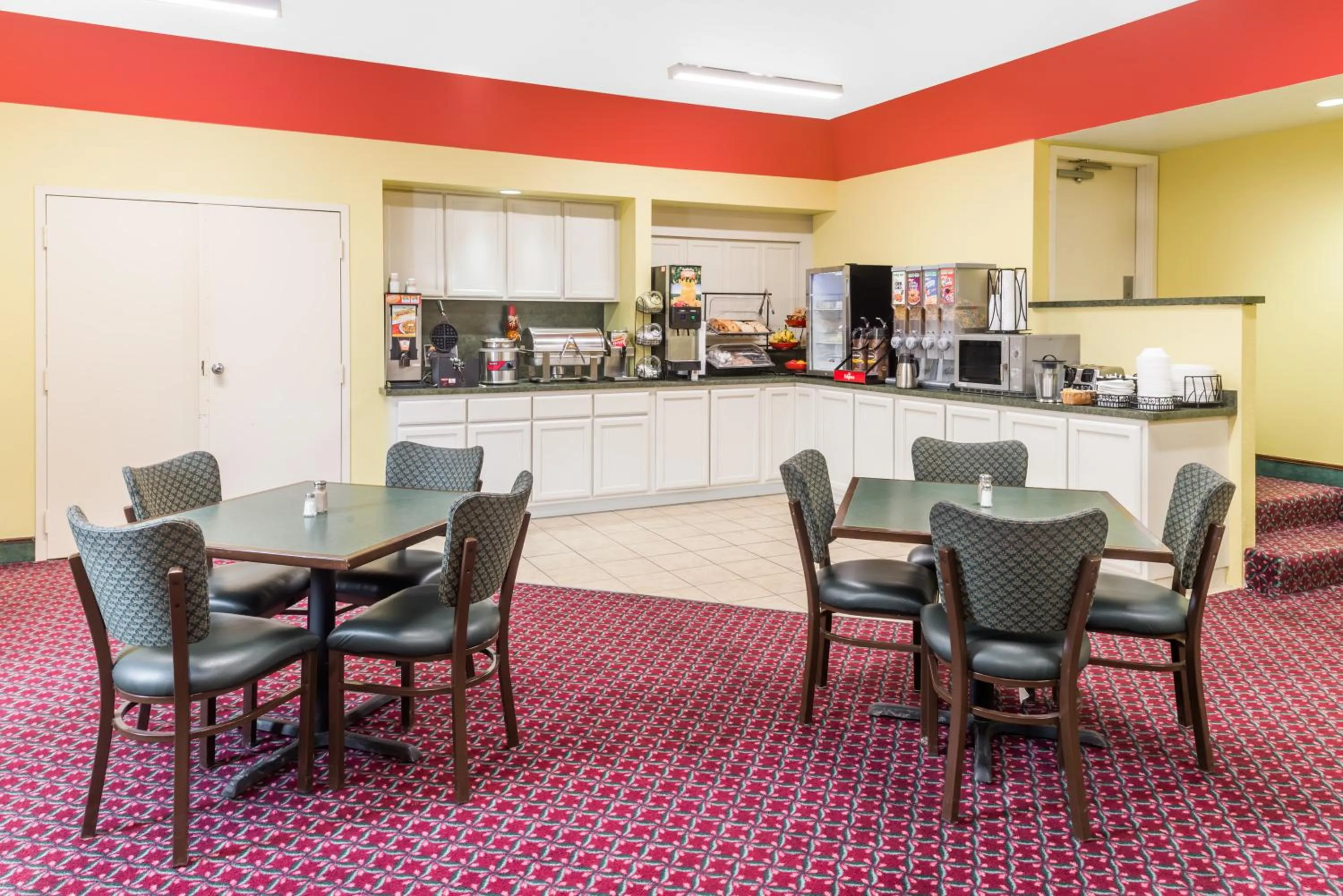 Dining area in Ramada by Wyndham Vandalia