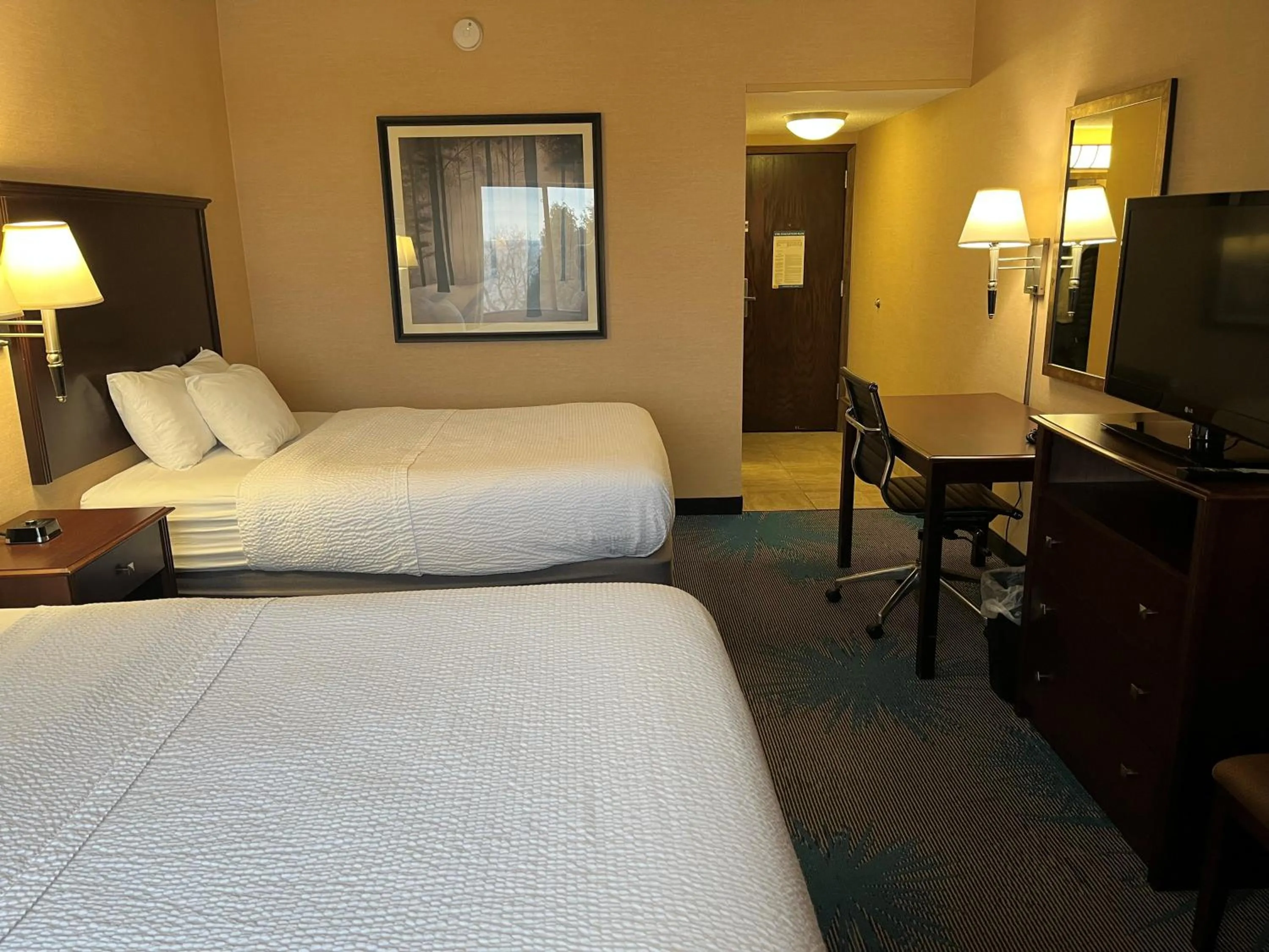 Guests, Bed in Days Inn by Wyndham Duluth Lakewalk