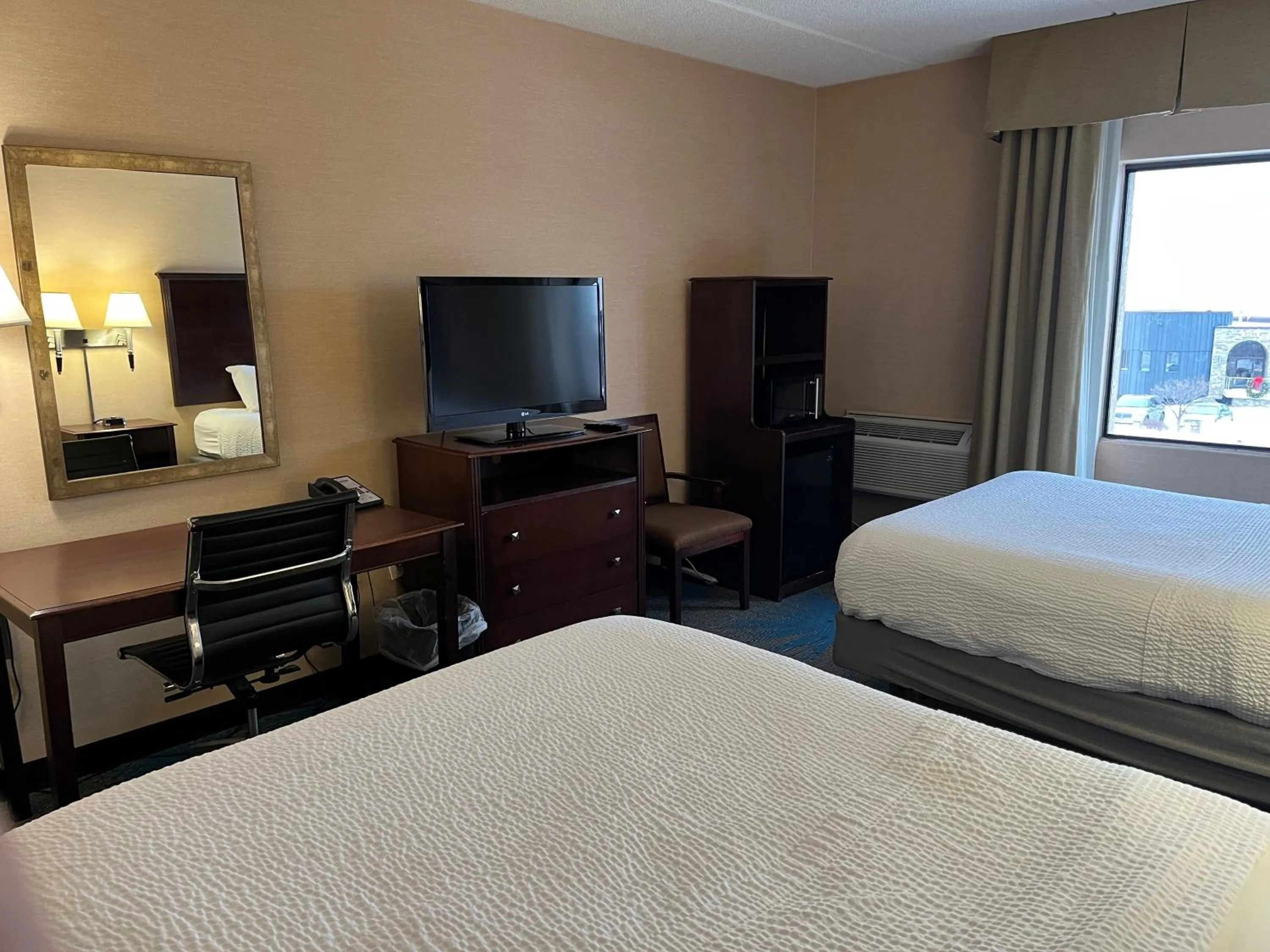 Guests, Bed in Days Inn by Wyndham Duluth Lakewalk