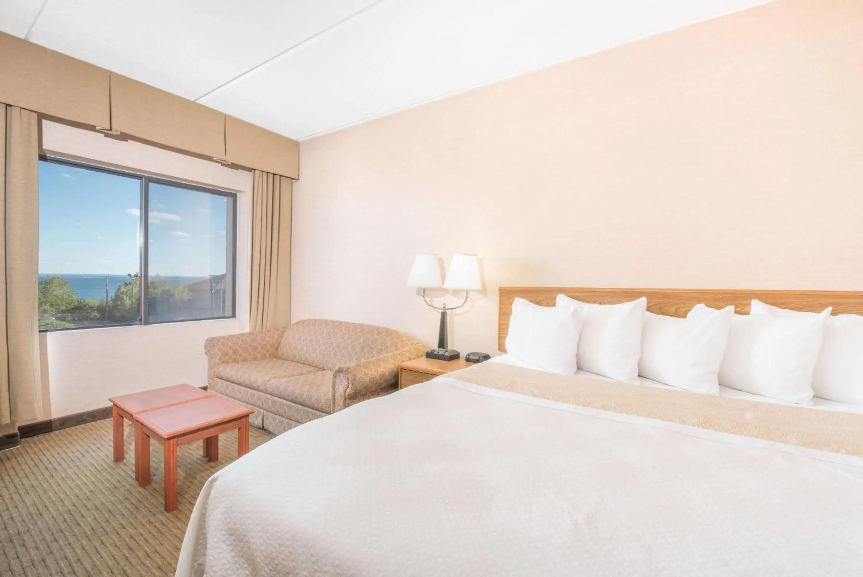 Photo of the whole room, Bed in Days Inn by Wyndham Duluth Lakewalk Photo of the whole room, Bed in Days Inn by Wyndham Duluth Lakewalk