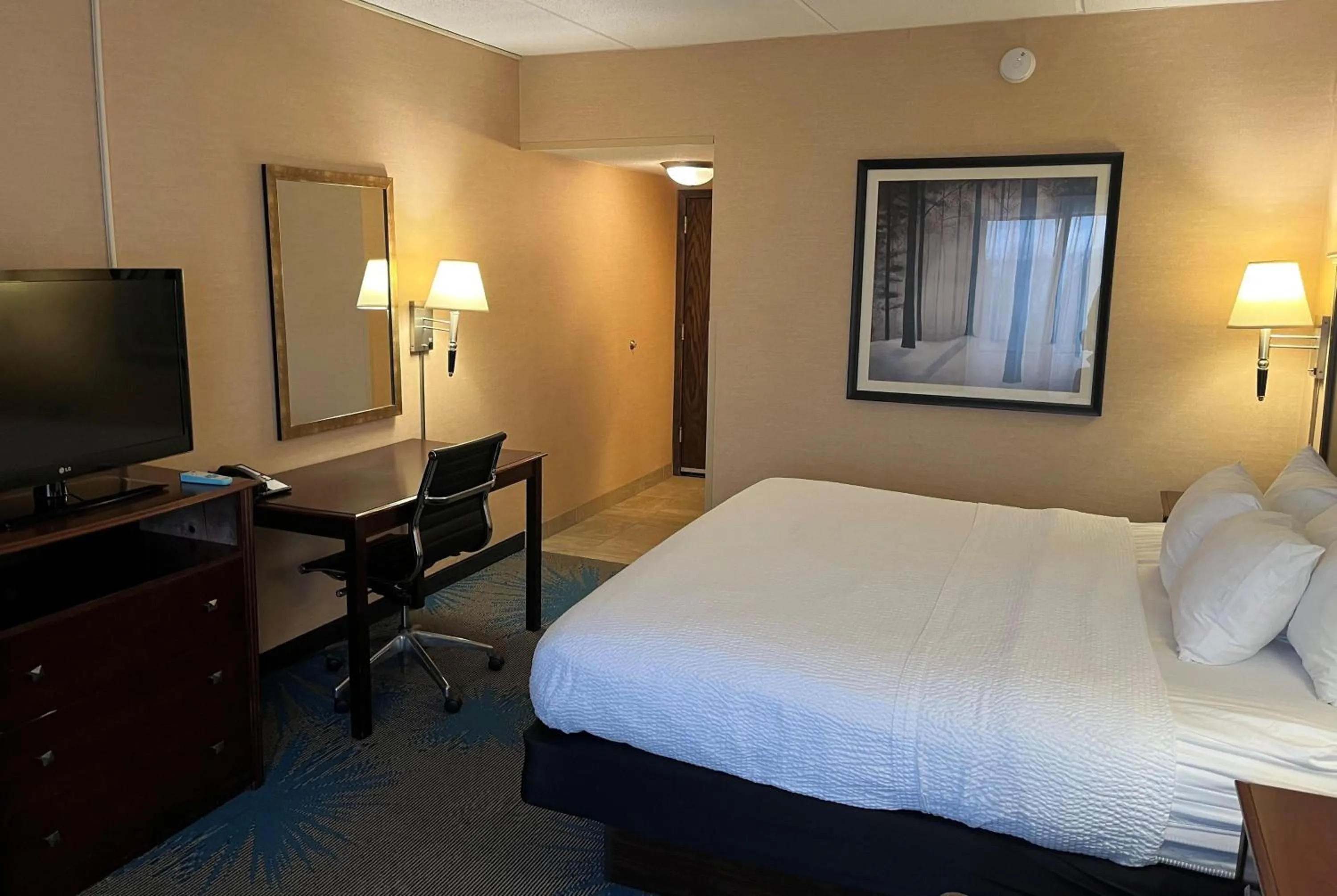 Photo of the whole room, Bed in Days Inn by Wyndham Duluth Lakewalk