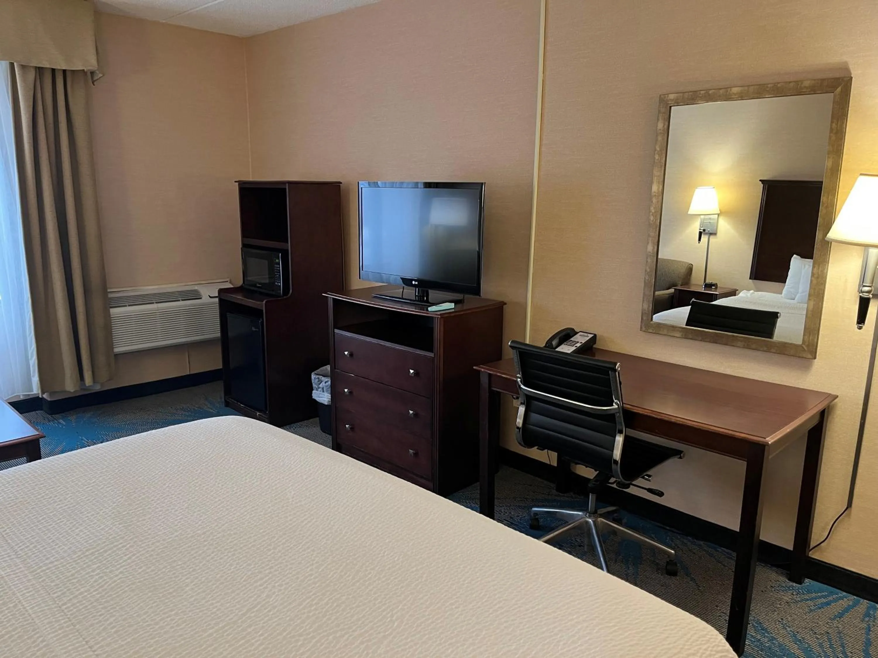 Guests, Bed in Days Inn by Wyndham Duluth Lakewalk