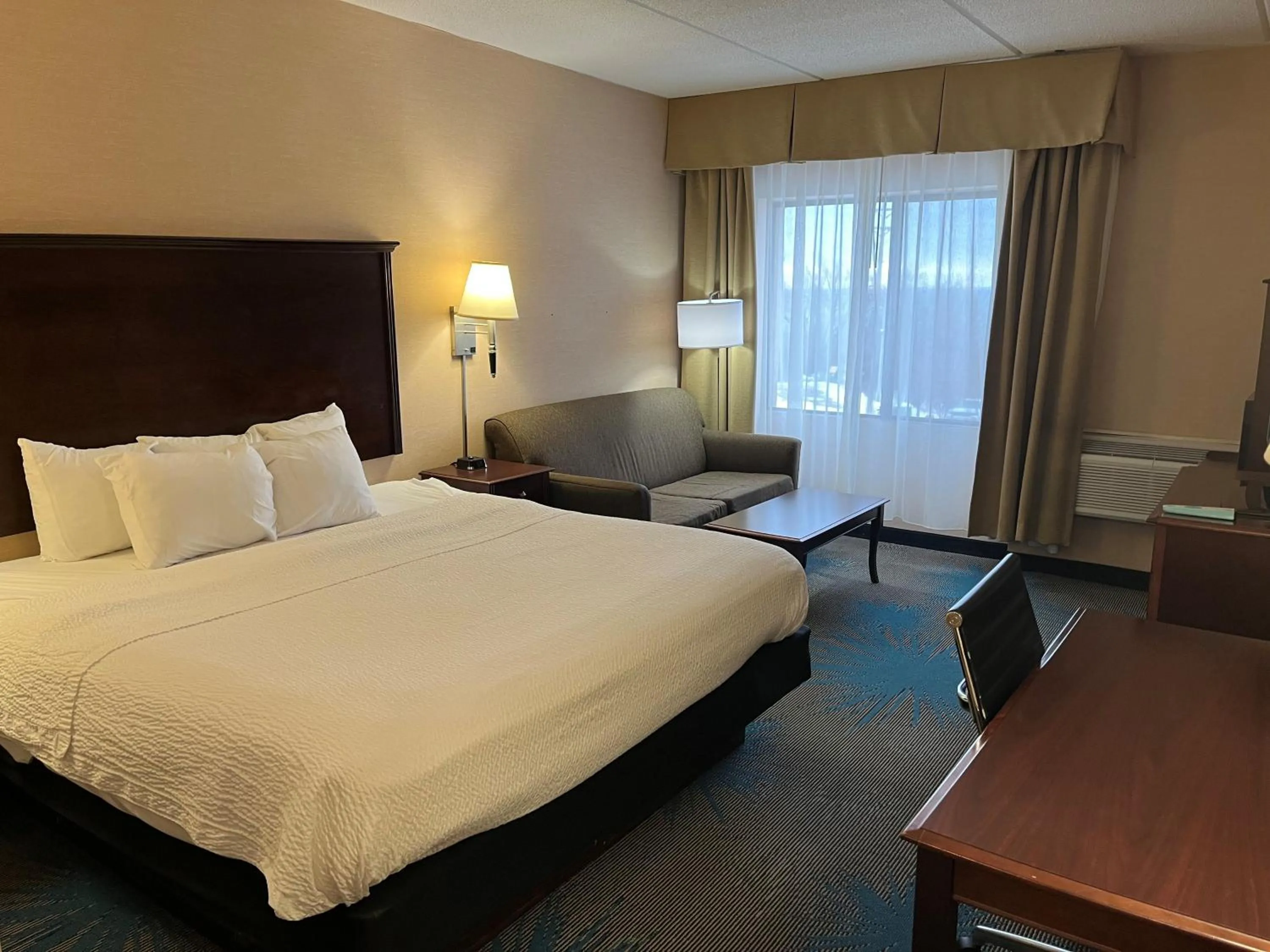 Guests, Bed in Days Inn by Wyndham Duluth Lakewalk