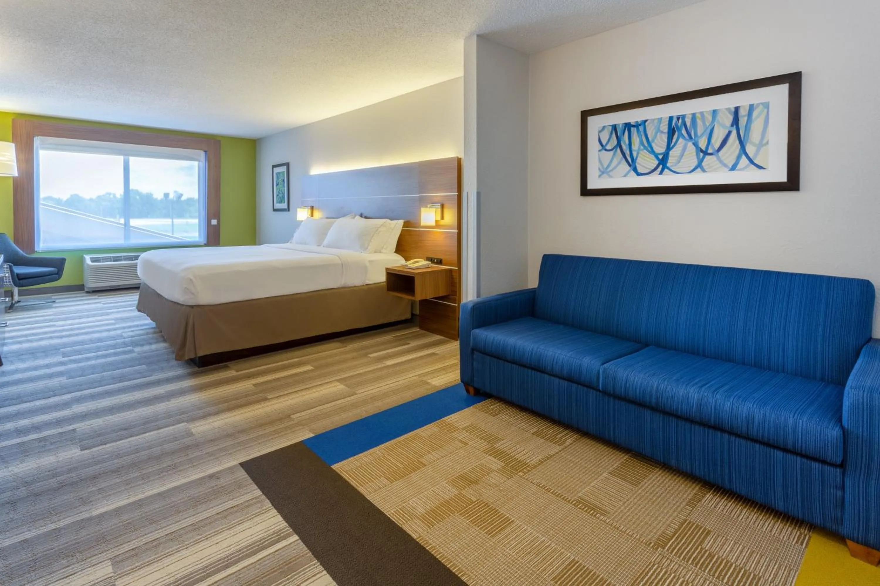 Photo of the whole room, Bed in Holiday Inn Express & Suites Vandalia by IHG