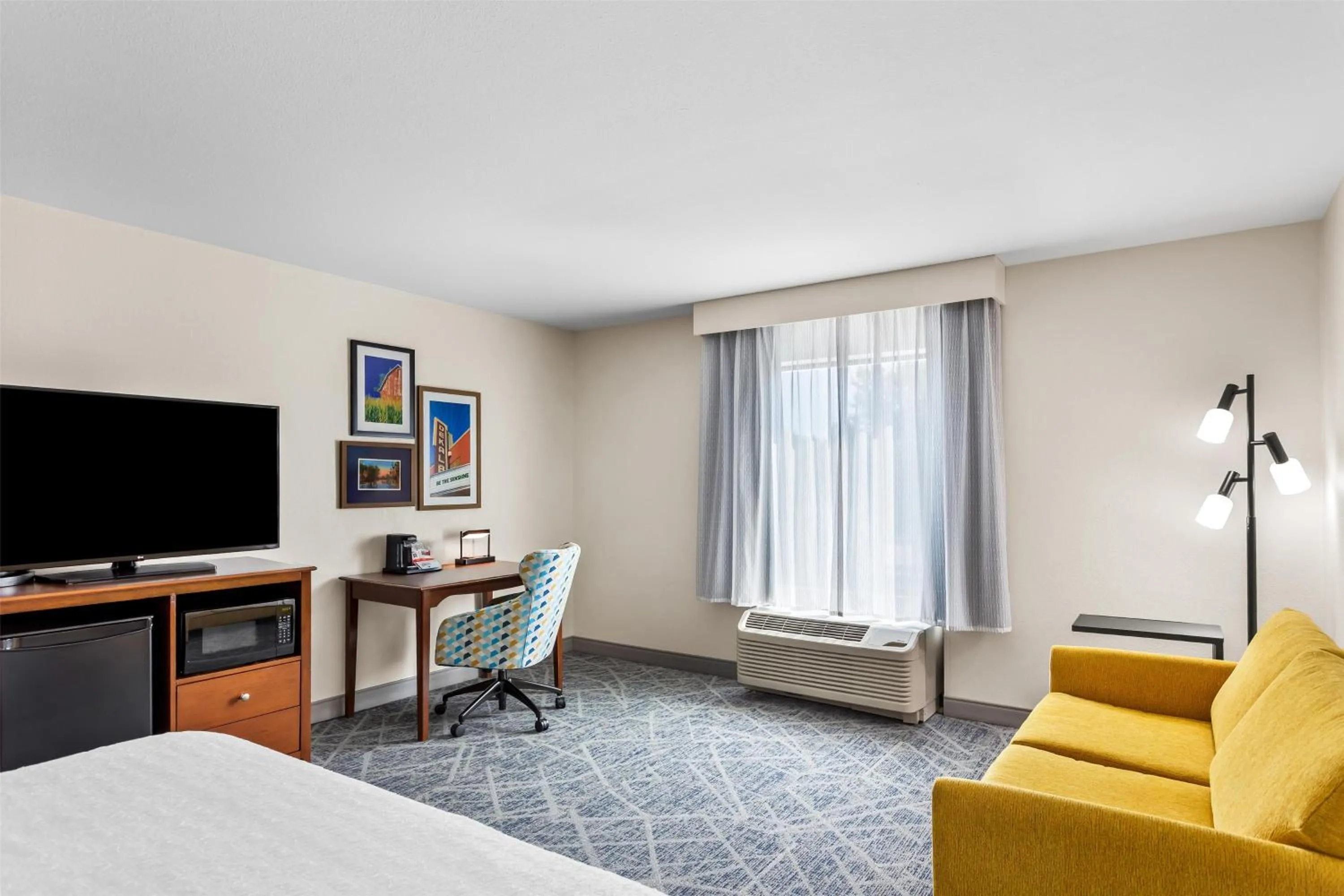 Living room, Bed in Hampton Inn Dekalb - Near the University