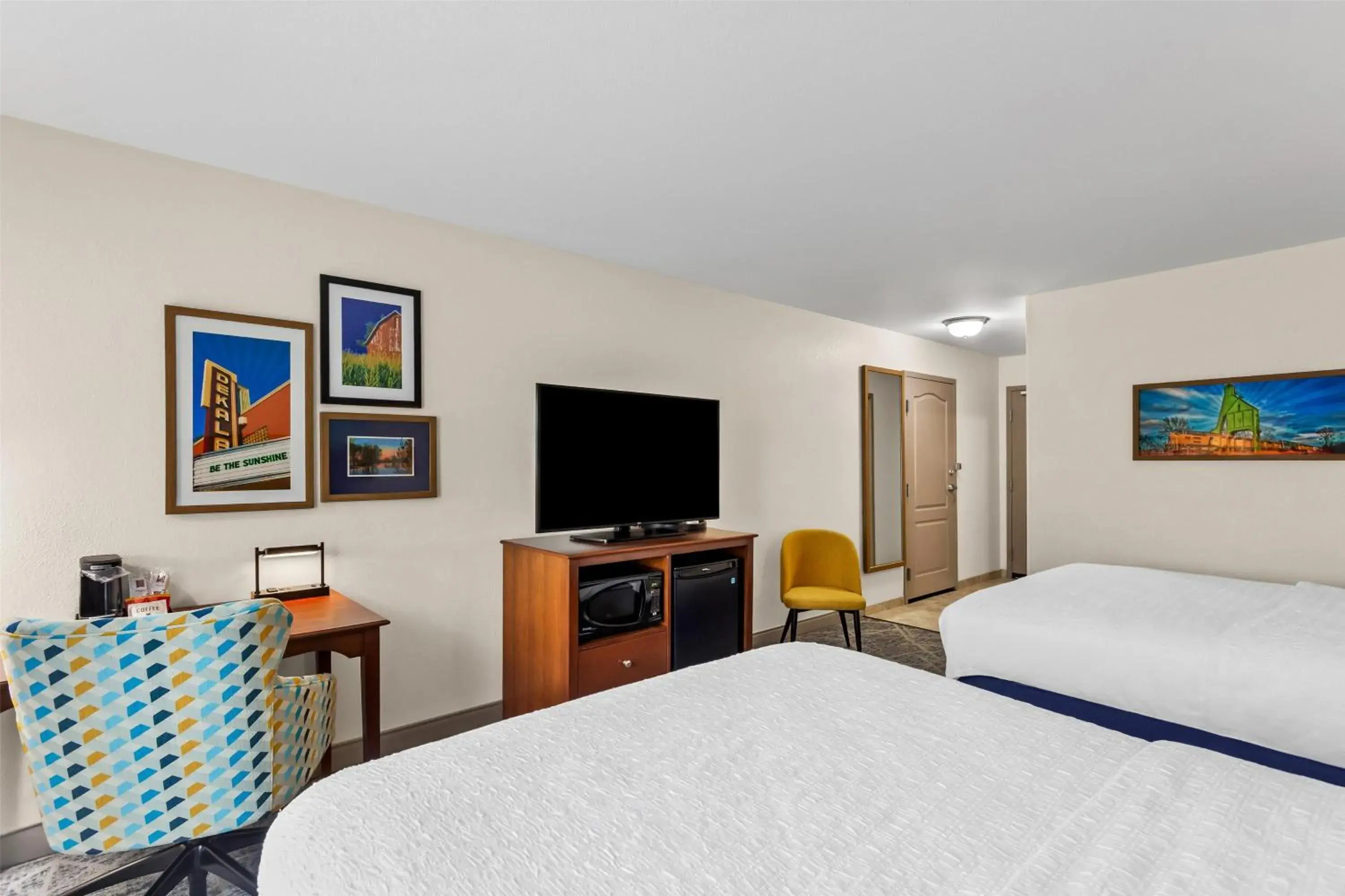 Bedroom, Bed in Hampton Inn Dekalb - Near the University Bedroom, Bed in Hampton Inn Dekalb - Near the University