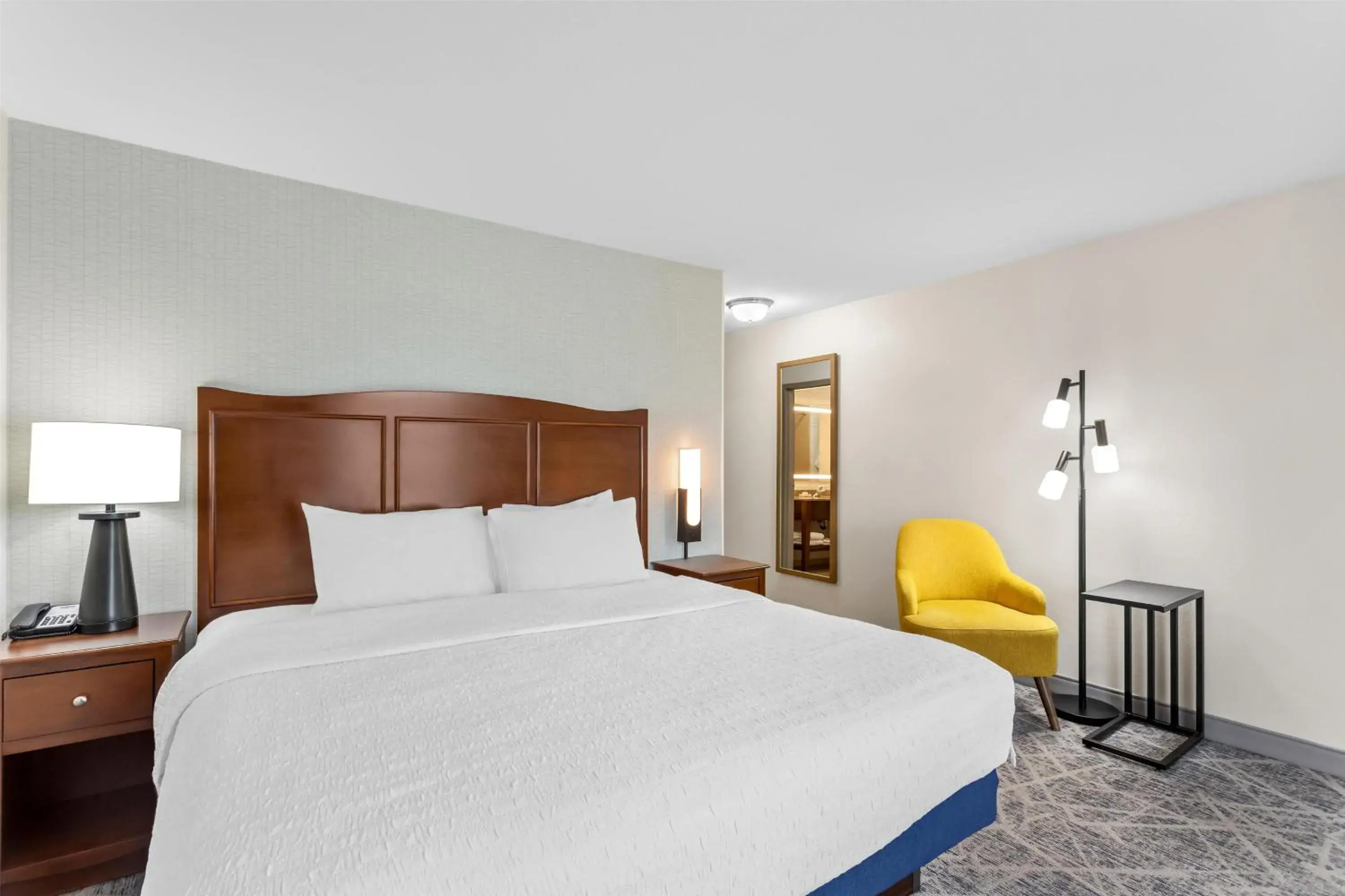 Bed in Hampton Inn Dekalb - Near the University Bed in Hampton Inn Dekalb - Near the University