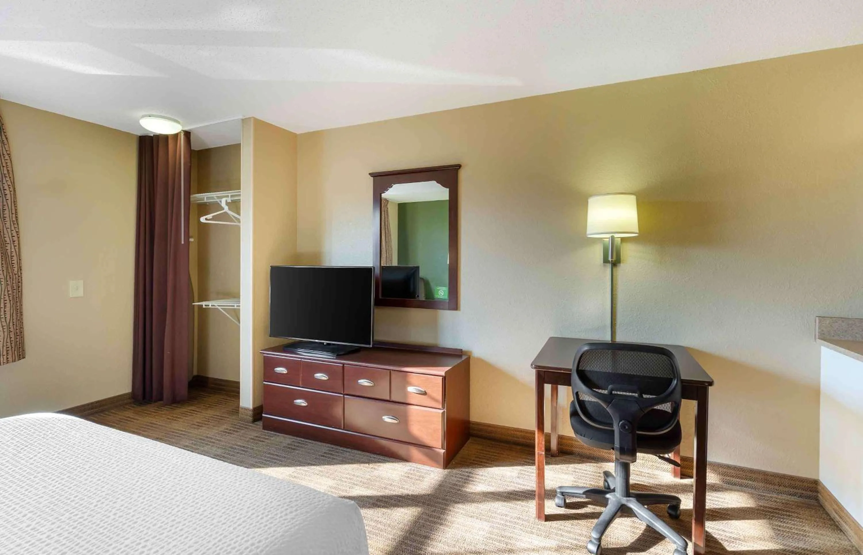 Bedroom, Bed in Extended Stay America Suites - Chicago - Vernon Hills - Lake Forest
