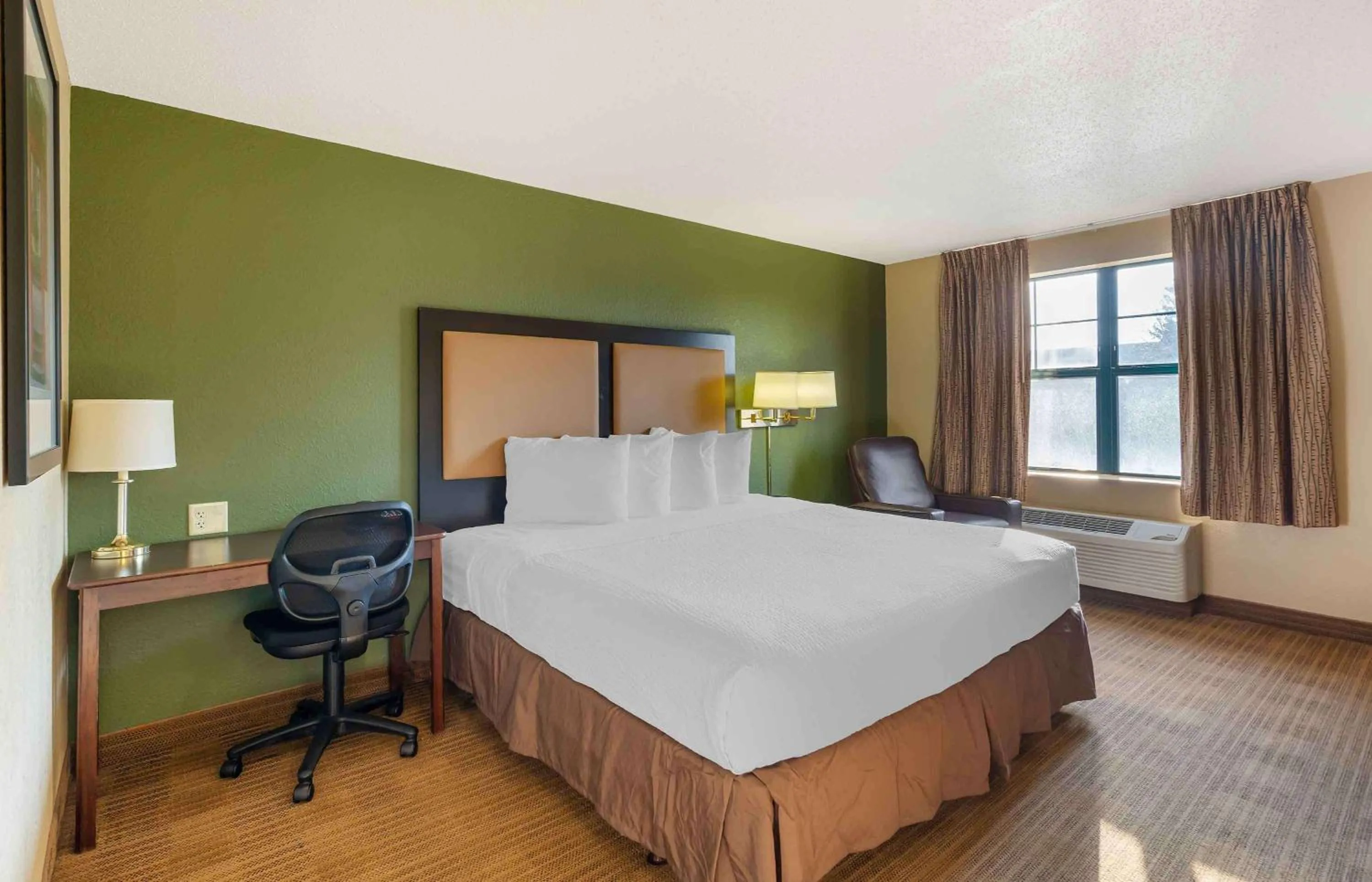 Bedroom, Bed in Extended Stay America Suites - Chicago - Vernon Hills - Lake Forest