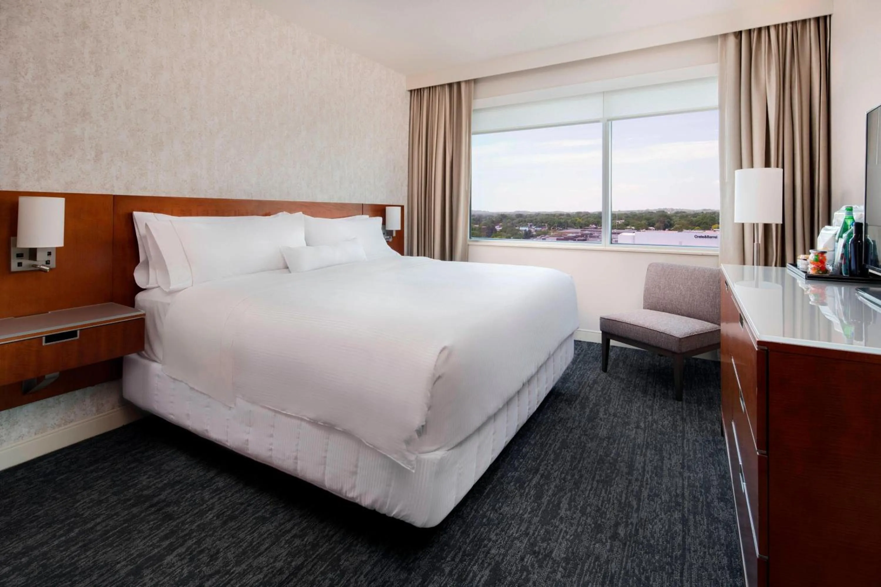 Photo of the whole room, Bed in The Westin Edina Galleria
