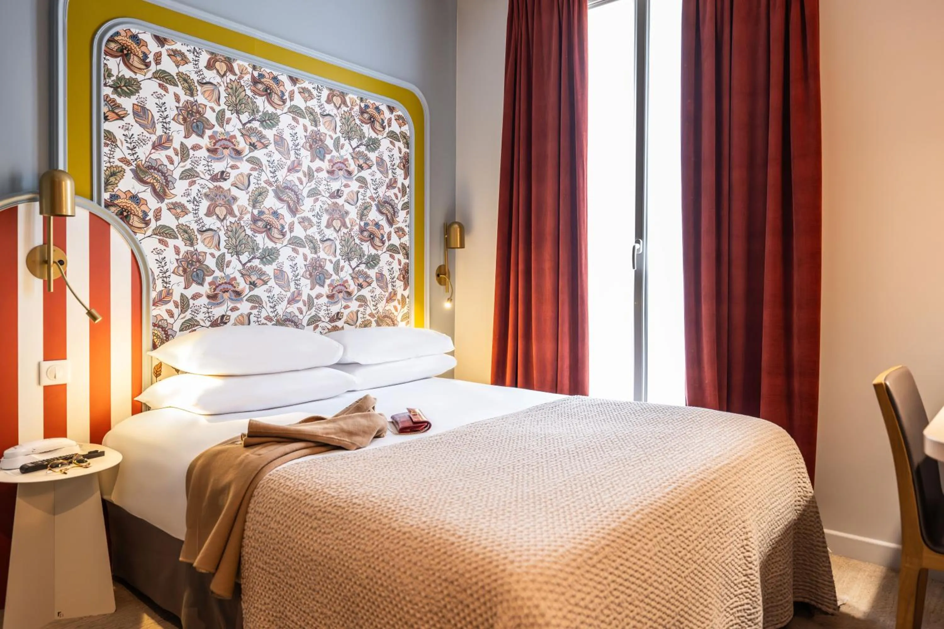 Photo of the whole room, Bed in Mercure Paris Notre Dame Saint Germain des Prés