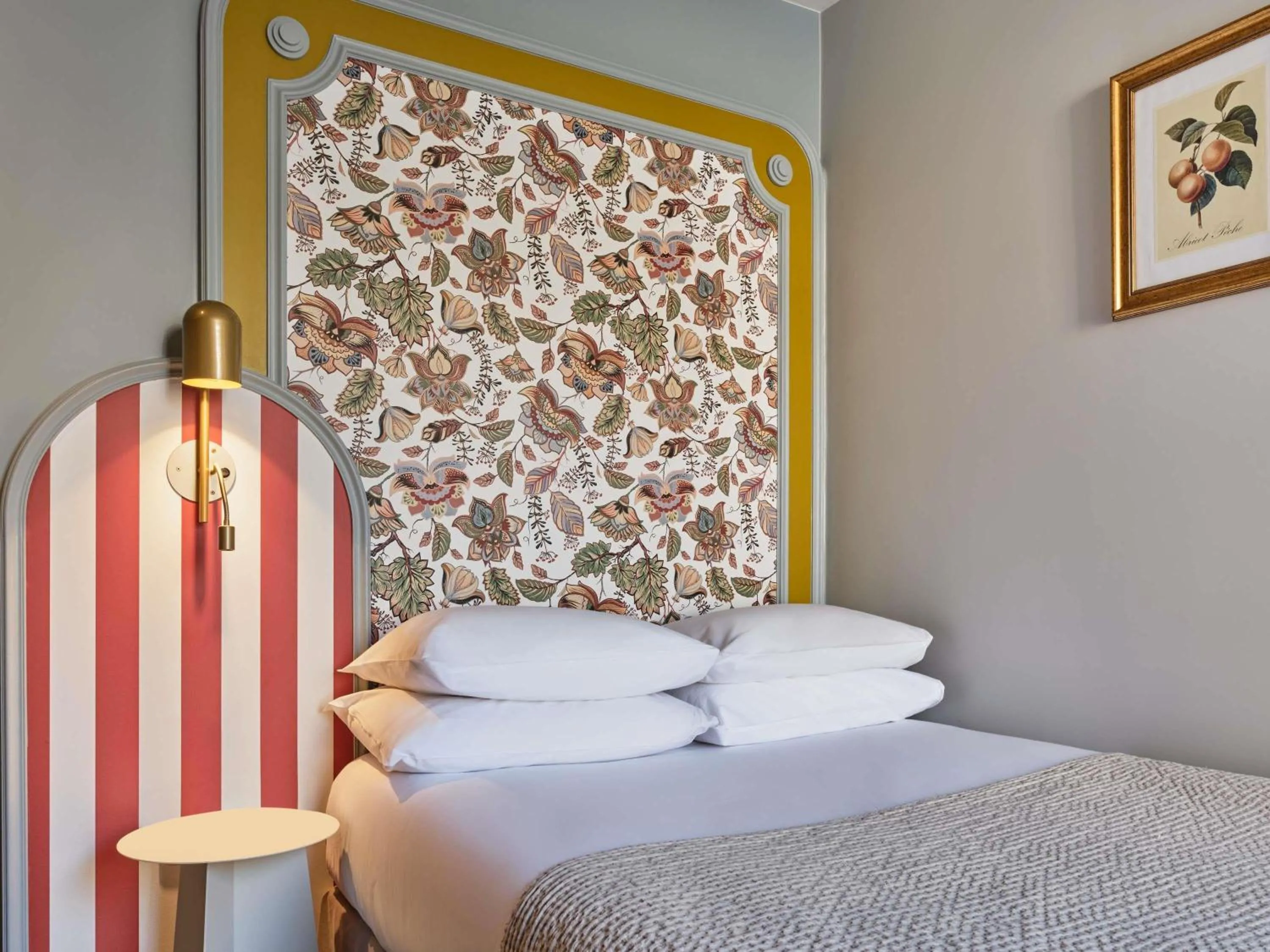 Bedroom, Bed in Mercure Paris Notre Dame Saint Germain des Prés