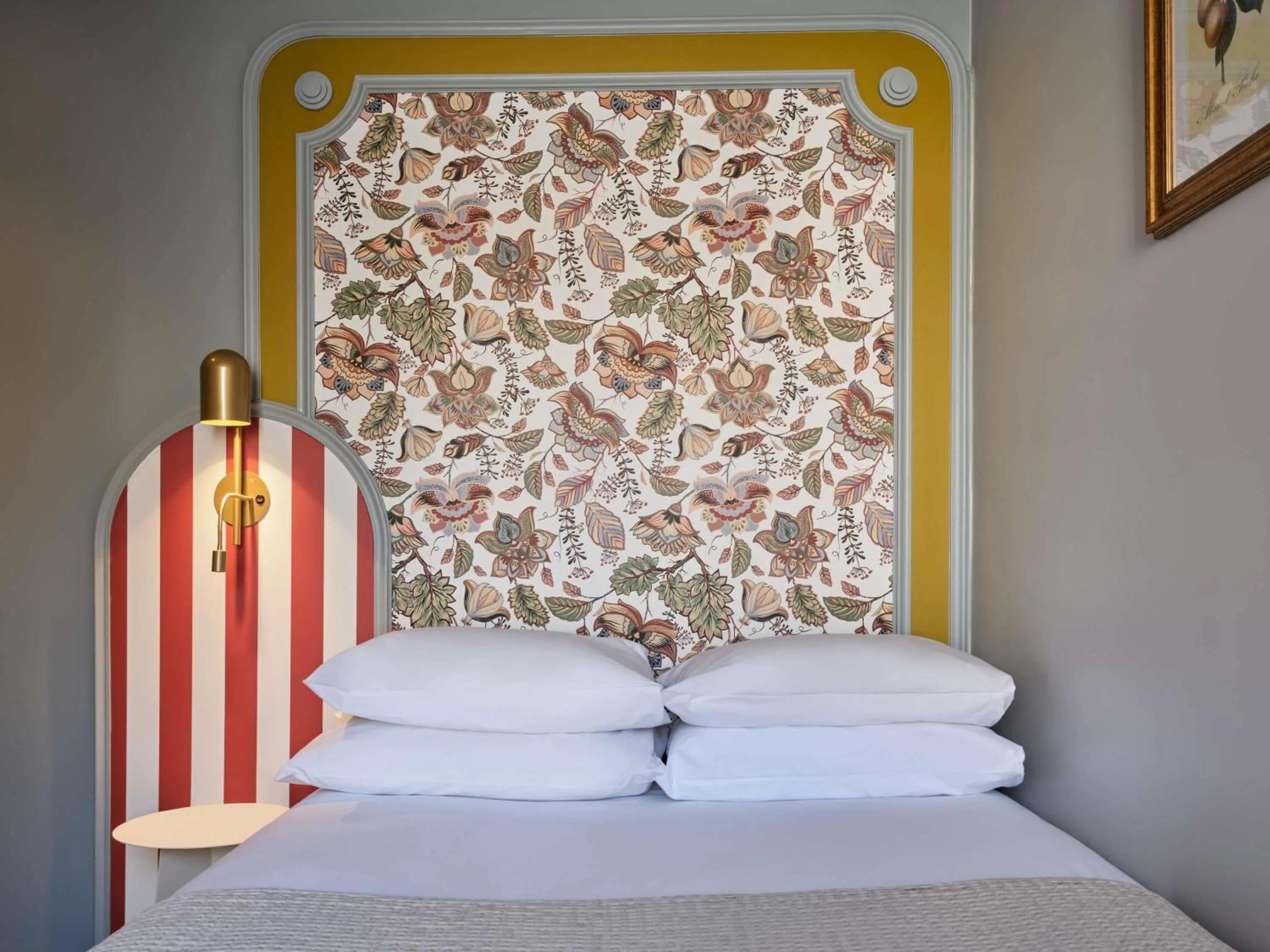 Bedroom, Bed in Mercure Paris Notre Dame Saint Germain des Prés