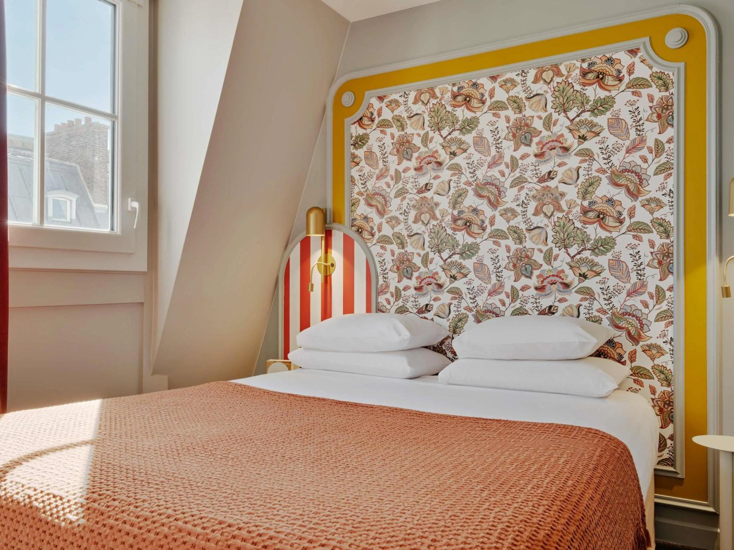 Bedroom, Bed in Mercure Paris Notre Dame Saint Germain des Prés