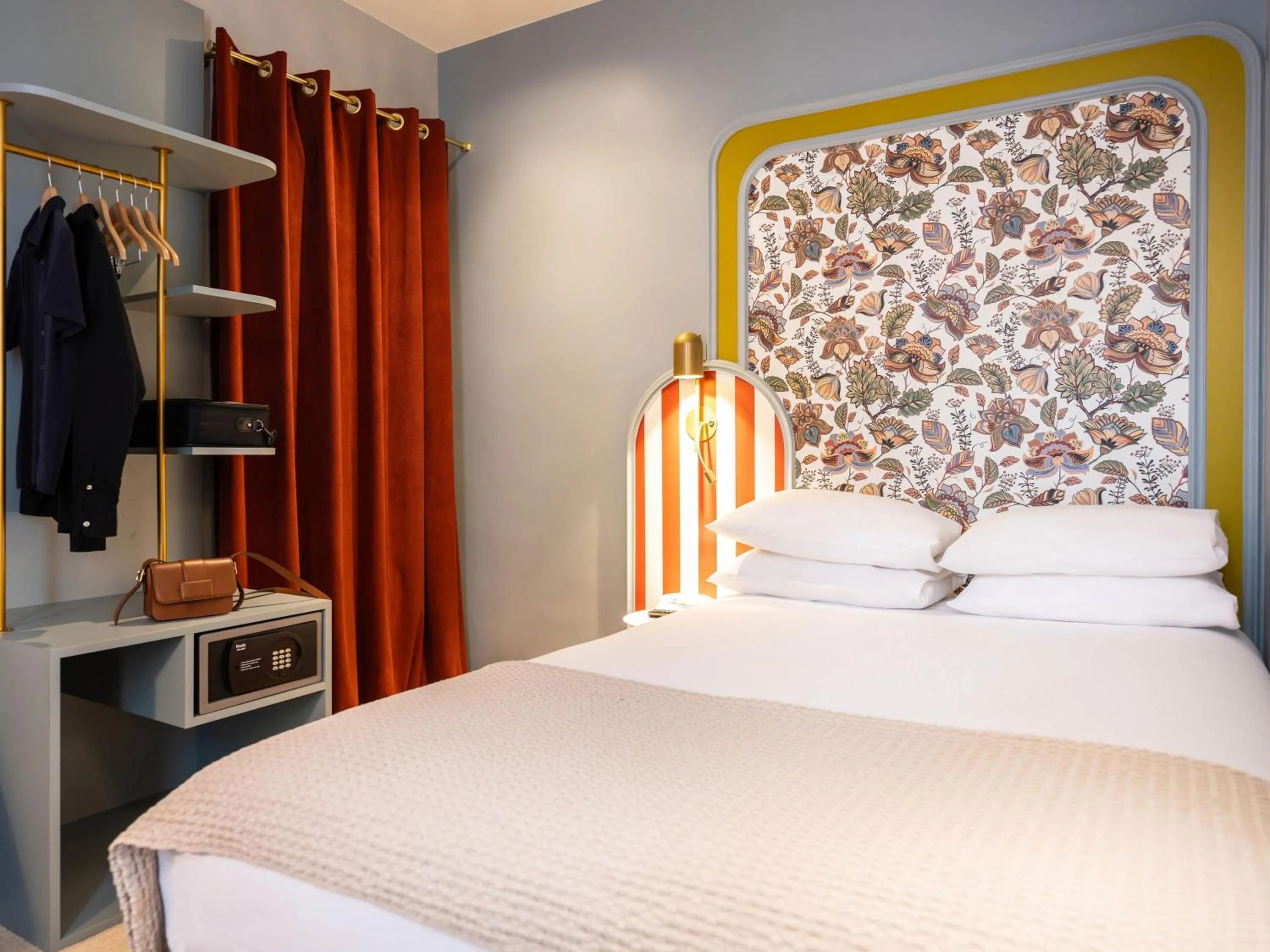 Bedroom, Bed in Mercure Paris Notre Dame Saint Germain des Prés