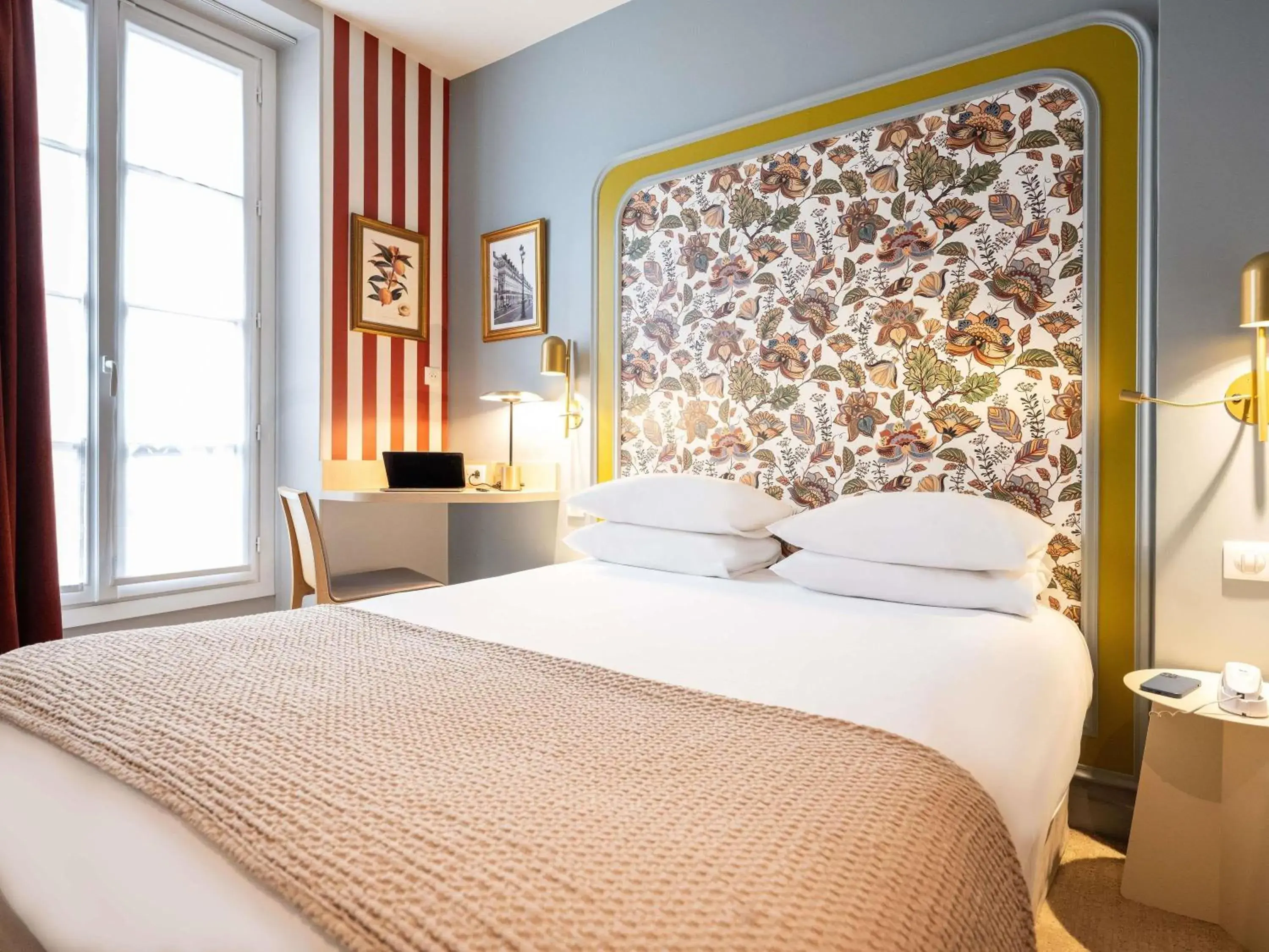 Bedroom, Bed in Mercure Paris Notre Dame Saint Germain des Prés Bedroom, Bed in Mercure Paris Notre Dame Saint Germain des Prés