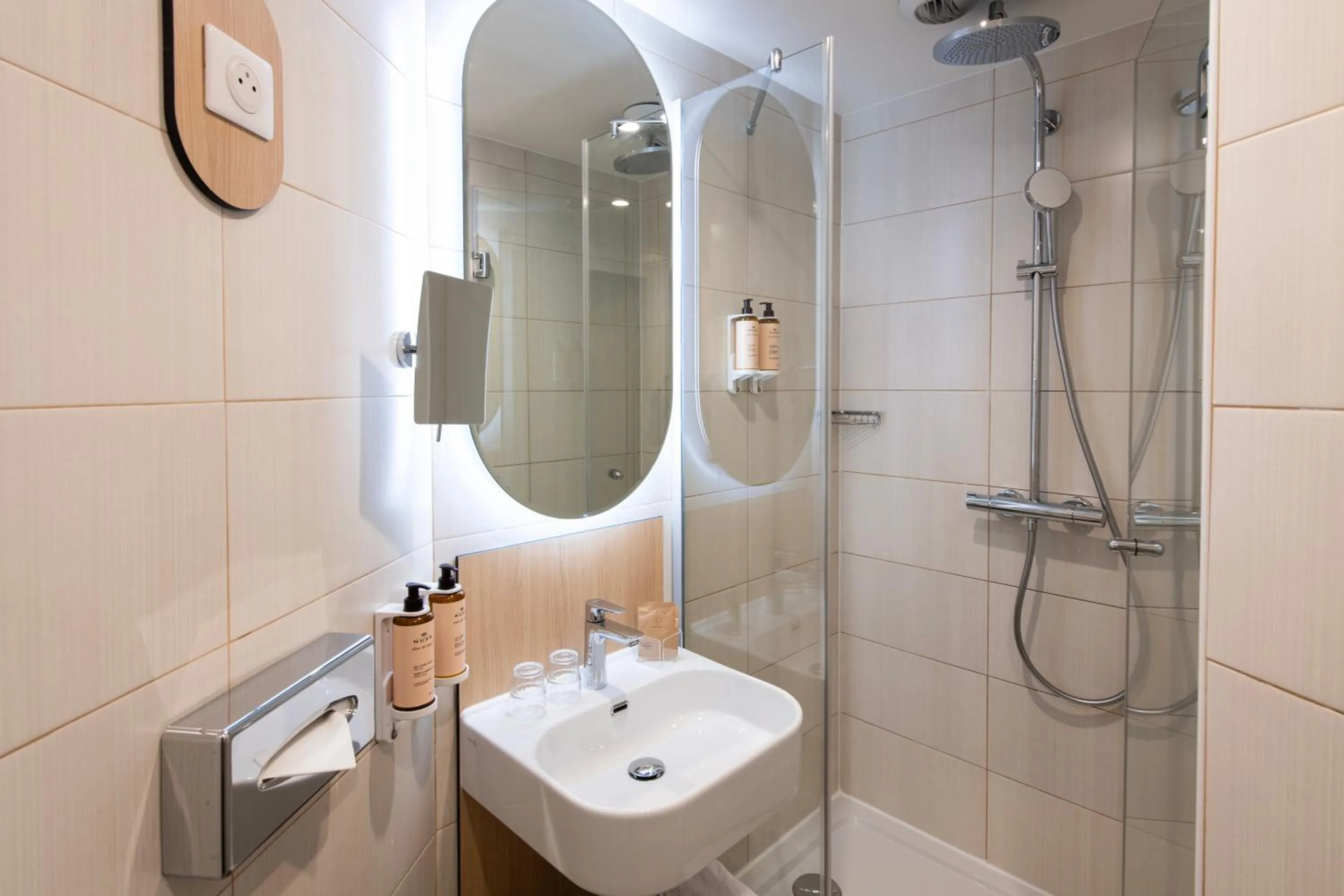 Bathroom in Mercure Paris Notre Dame Saint Germain des Prés