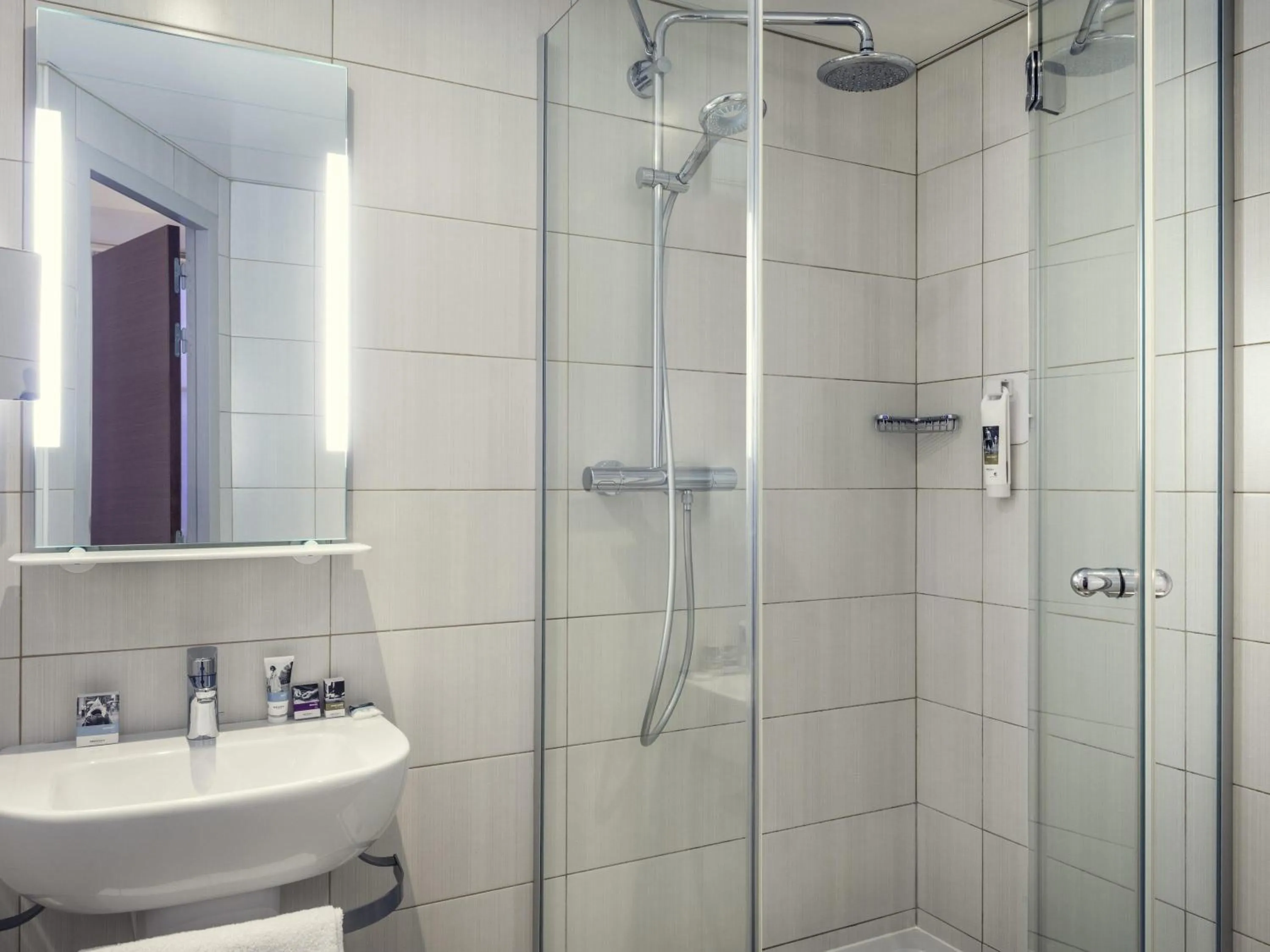 Bedroom in Mercure Paris Notre Dame Saint Germain des Prés