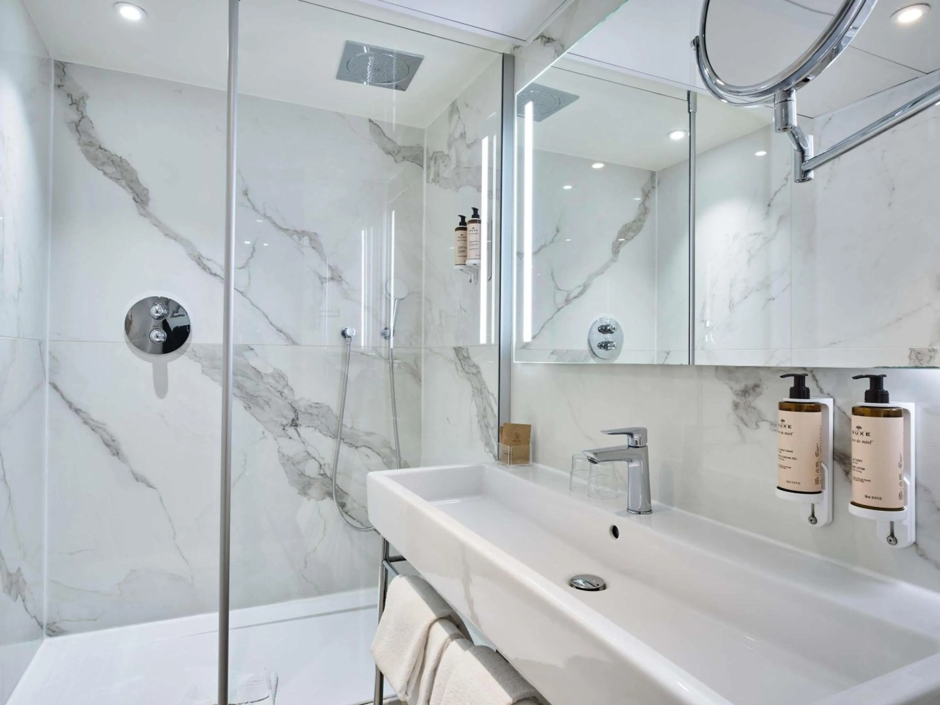 Bedroom in Mercure Paris Notre Dame Saint Germain des Prés