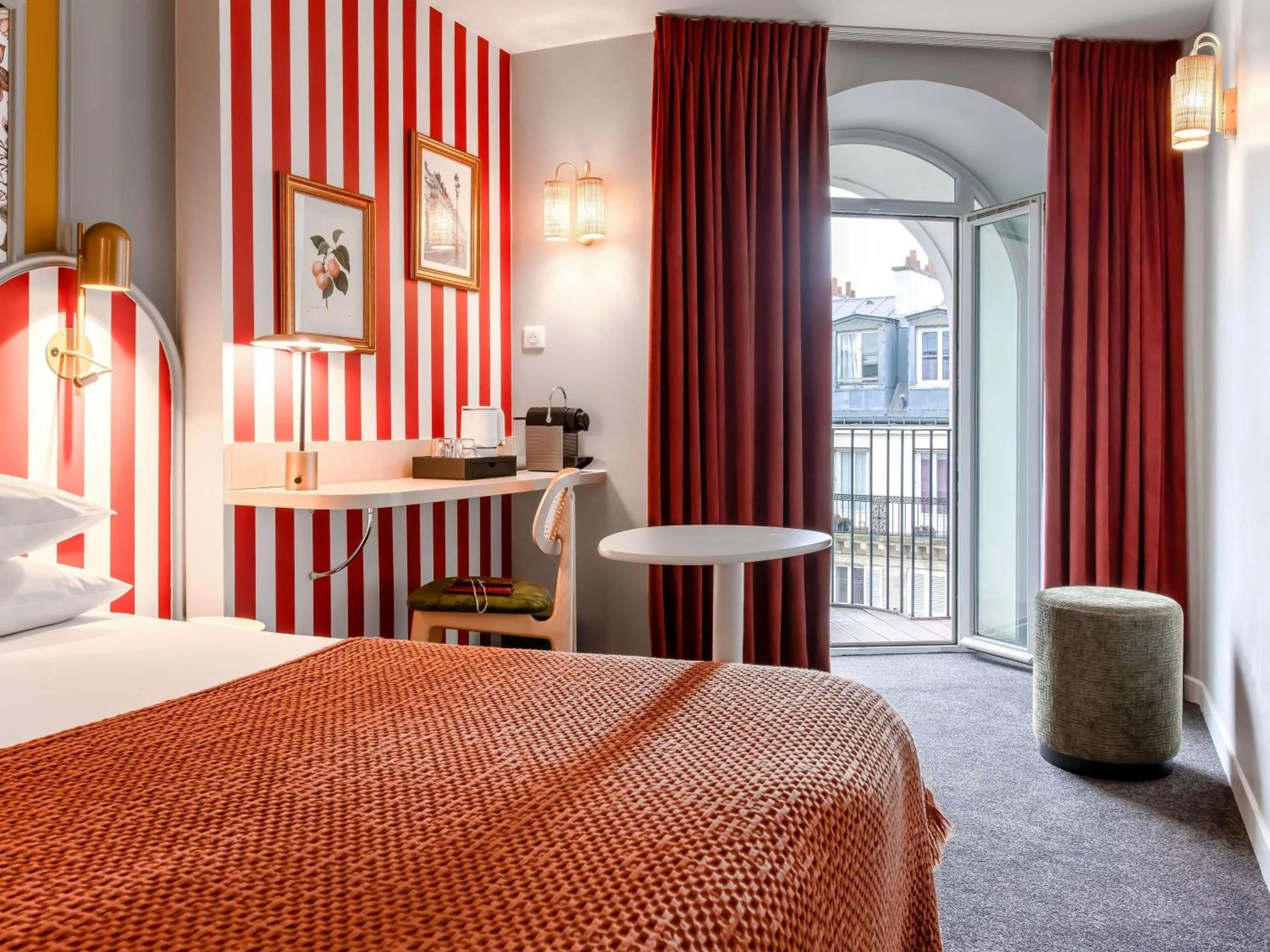 Bedroom, Bed in Mercure Paris Notre Dame Saint Germain des Prés