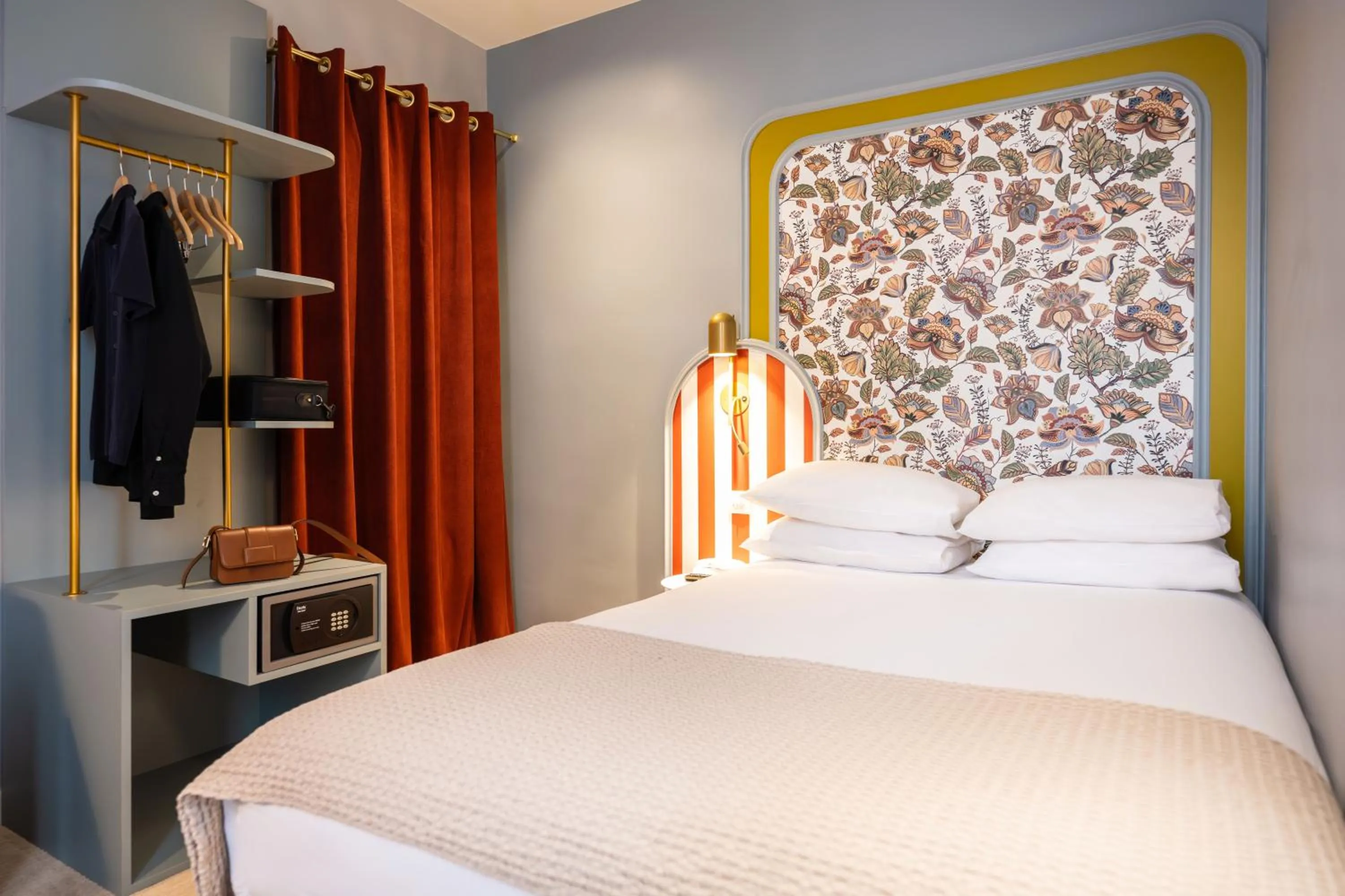 Bedroom, Bed in Mercure Paris Notre Dame Saint Germain des Prés