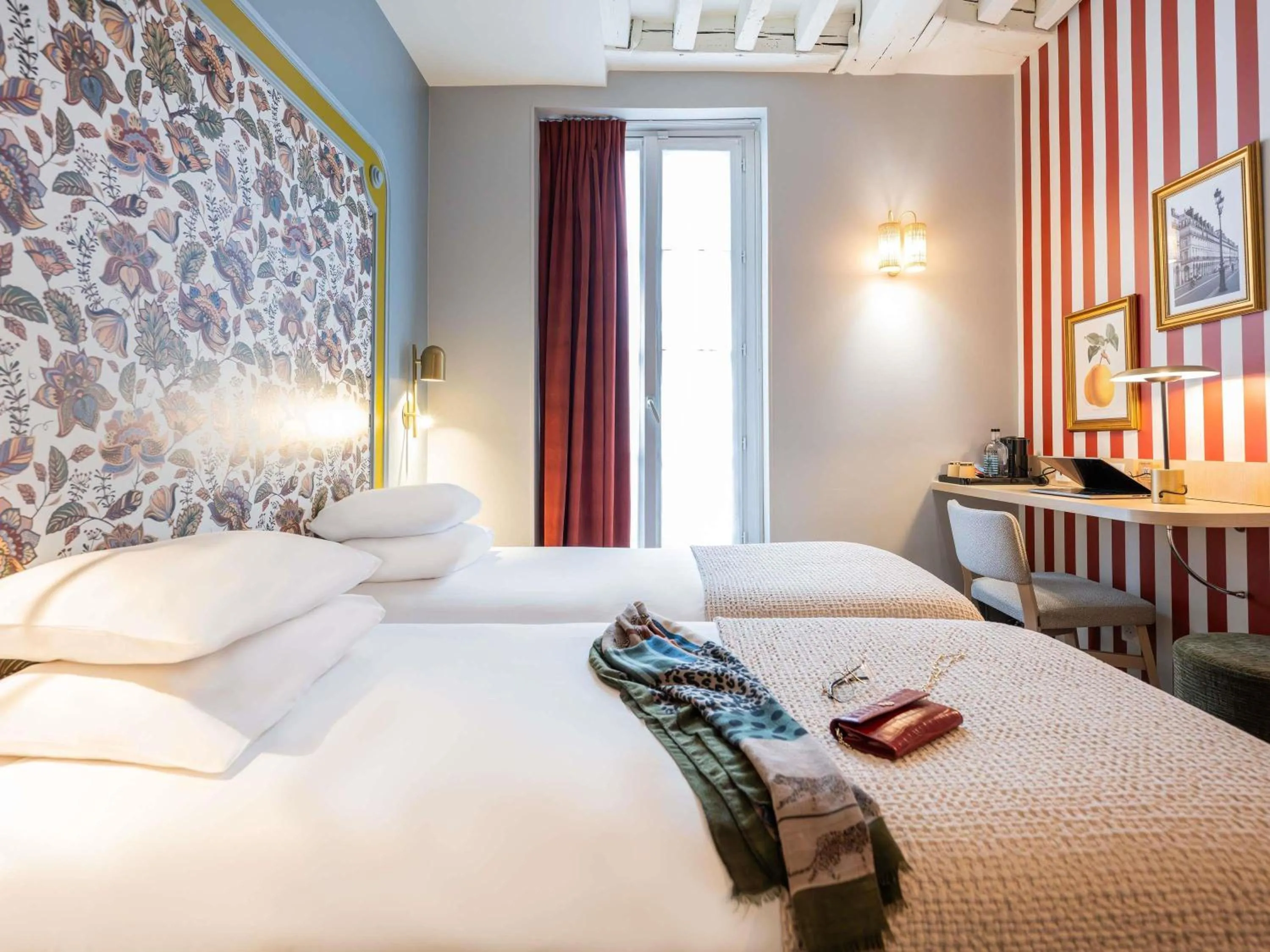 Bedroom, Bed in Mercure Paris Notre Dame Saint Germain des Prés