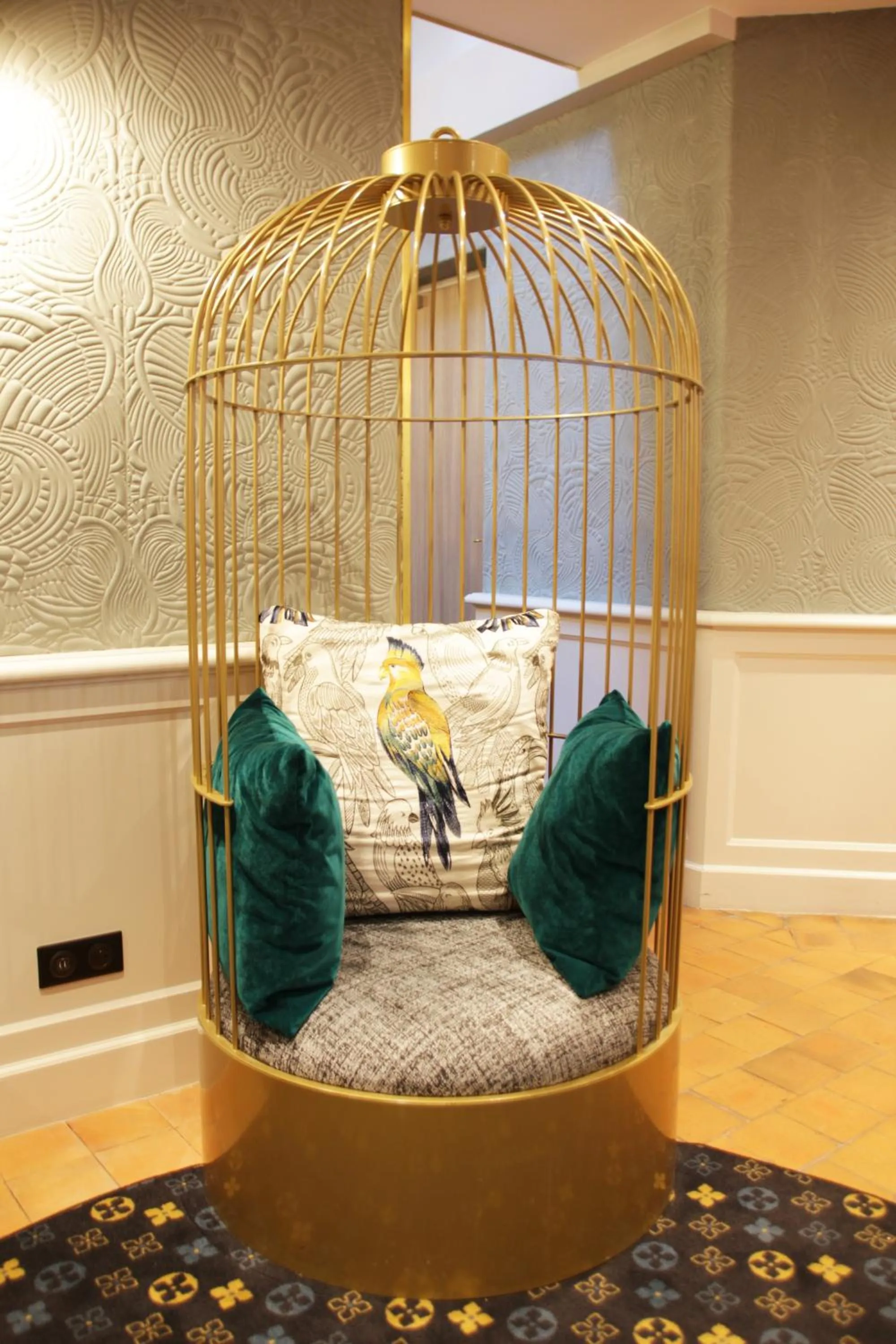 Living room, Bed in Mercure Paris Notre Dame Saint Germain des Prés