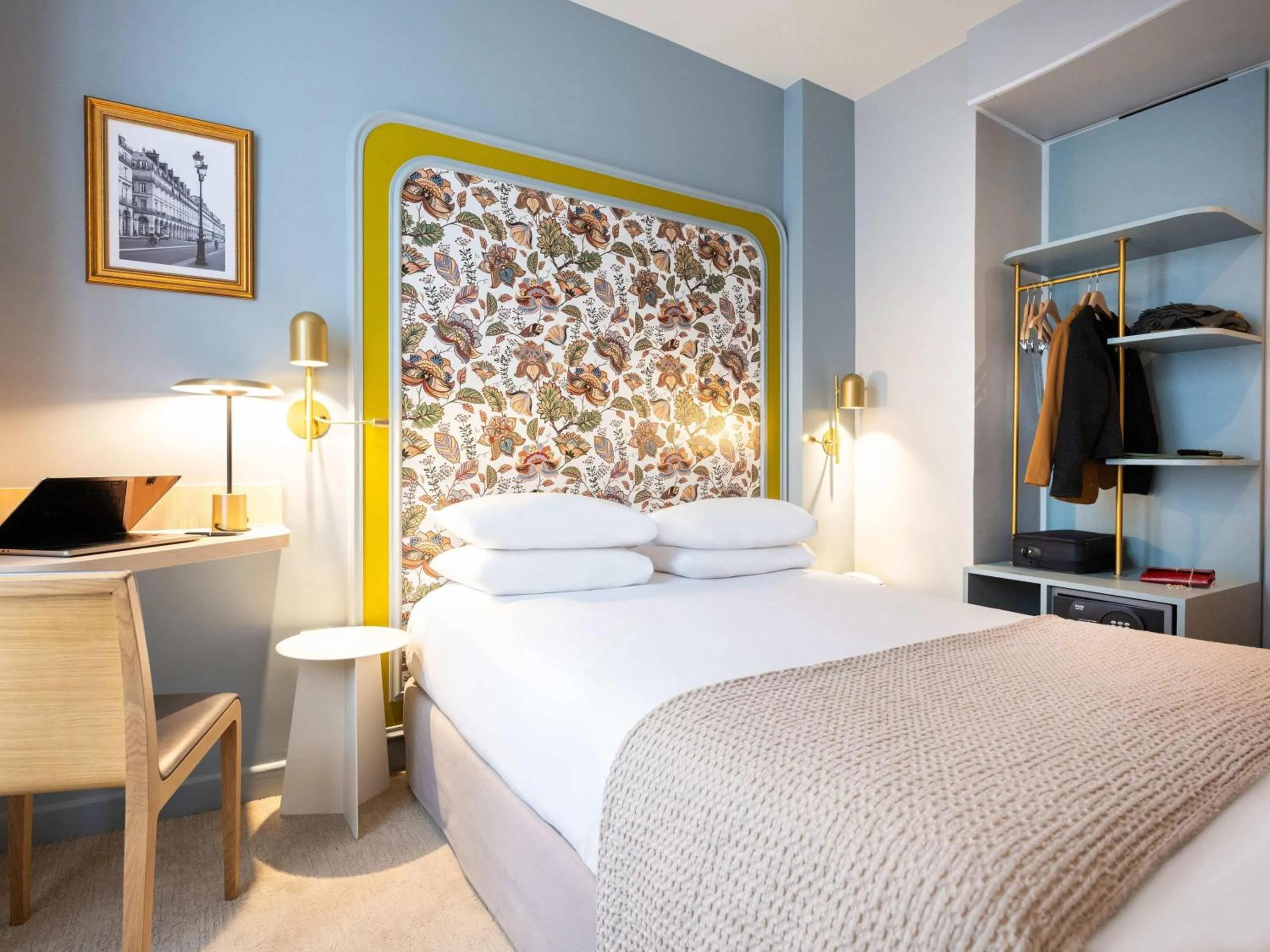 Property building, Bed in Mercure Paris Notre Dame Saint Germain des Prés