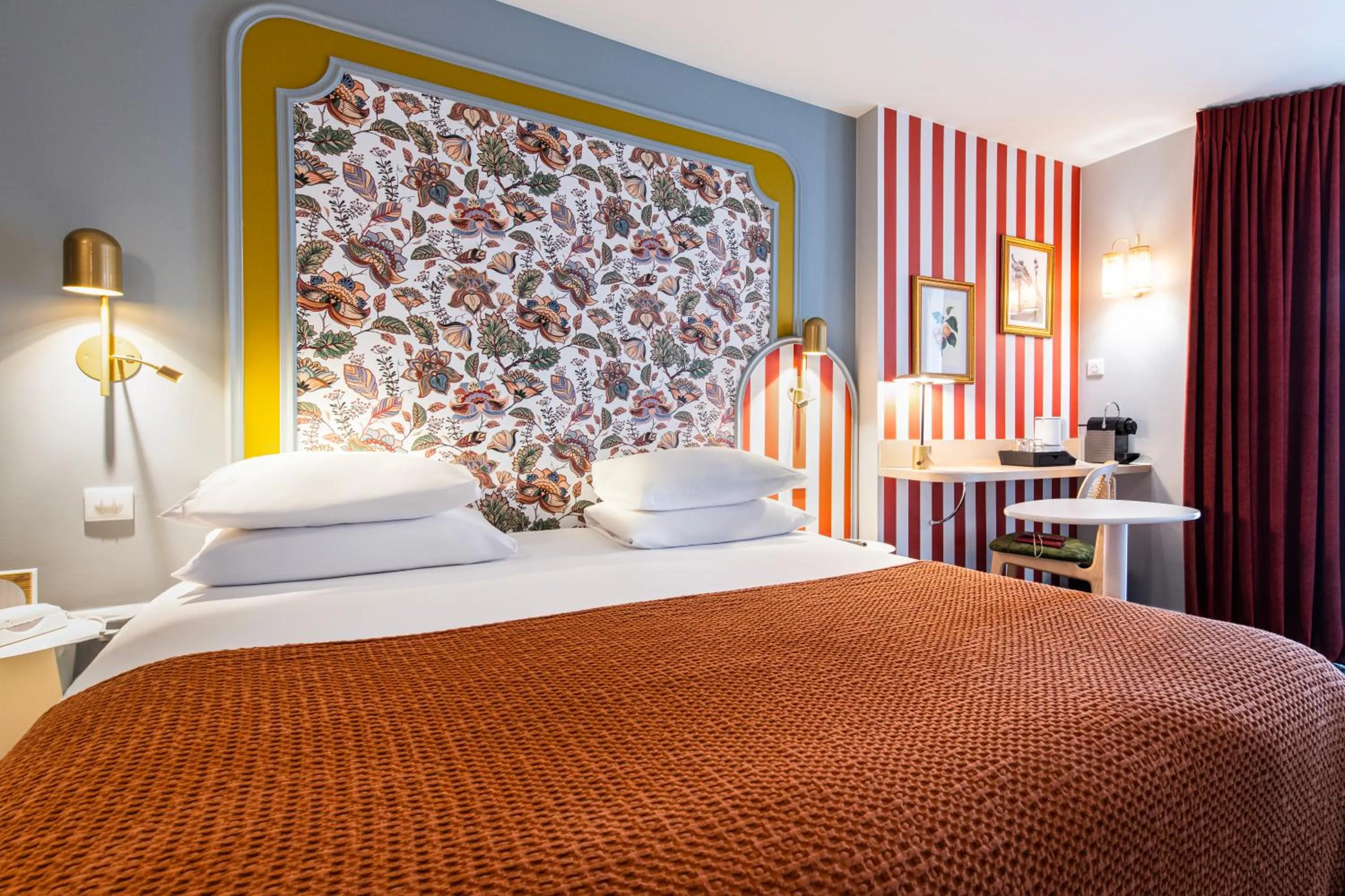 Bedroom, Bed in Mercure Paris Notre Dame Saint Germain des Prés