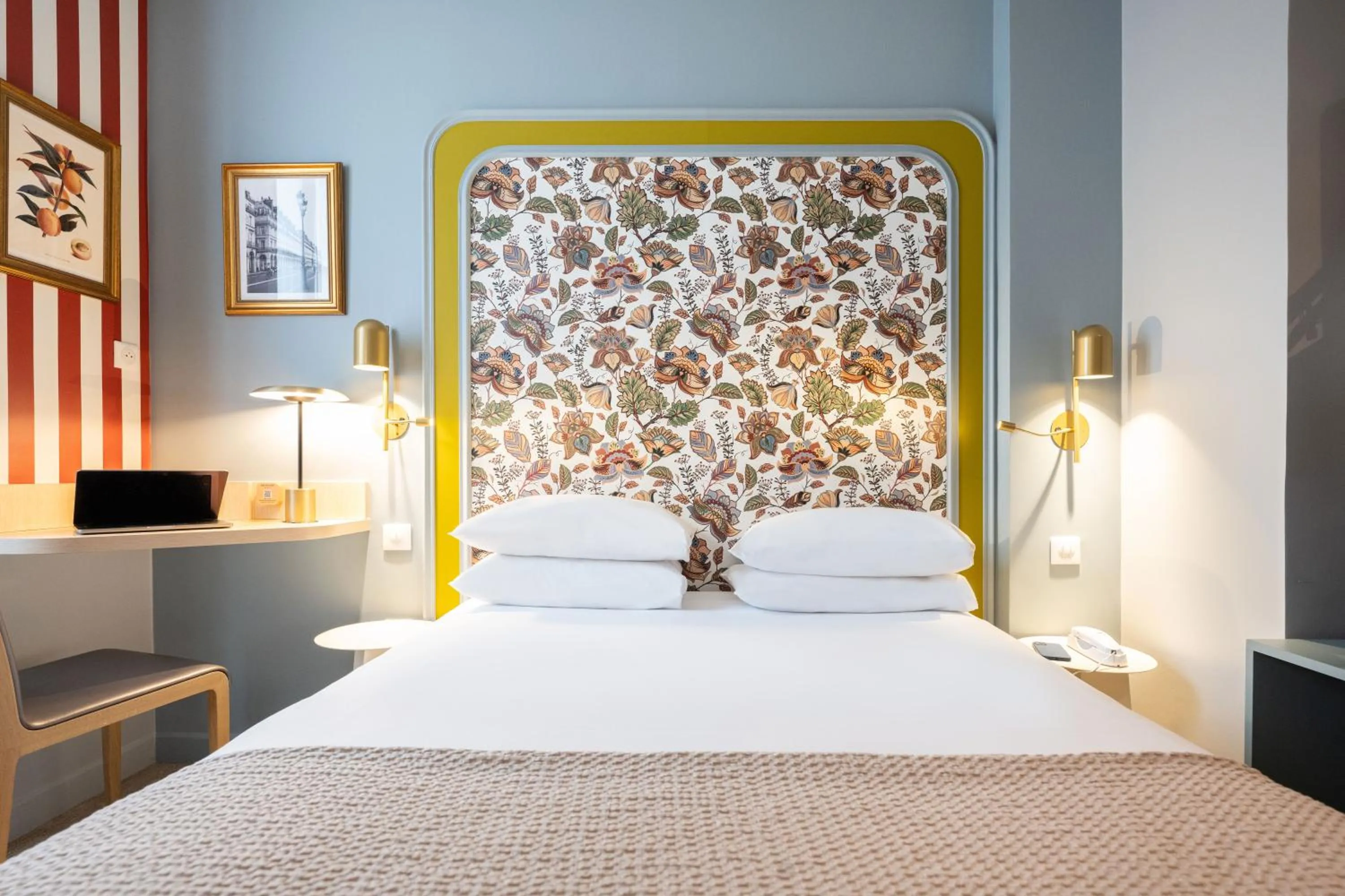 Bedroom, Bed in Mercure Paris Notre Dame Saint Germain des Prés