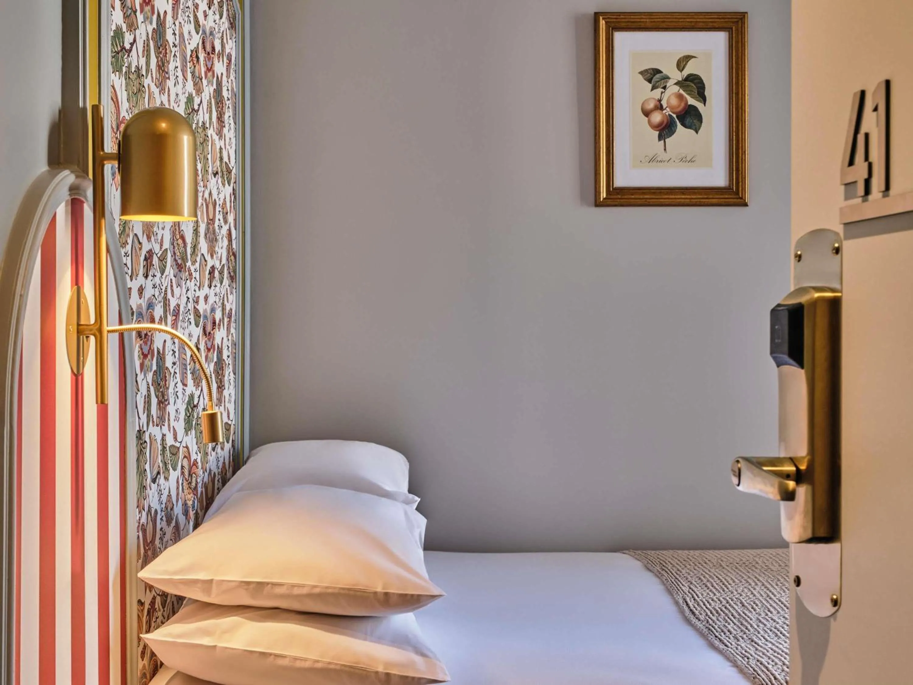 Bedroom, Bed in Mercure Paris Notre Dame Saint Germain des Prés