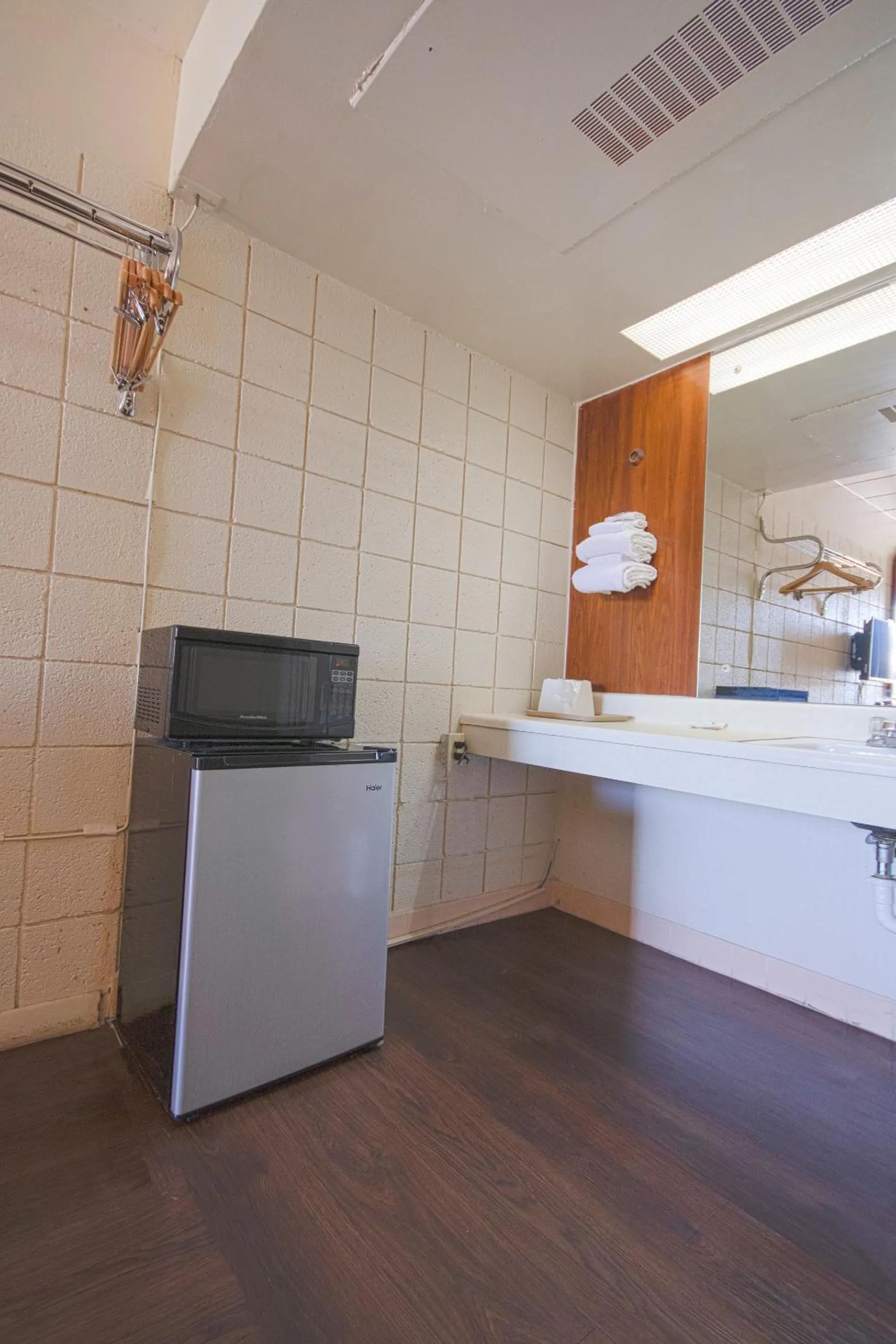 Area and facilities, Kitchen/Kitchenette in Centralia Motel near Downtown by OYO