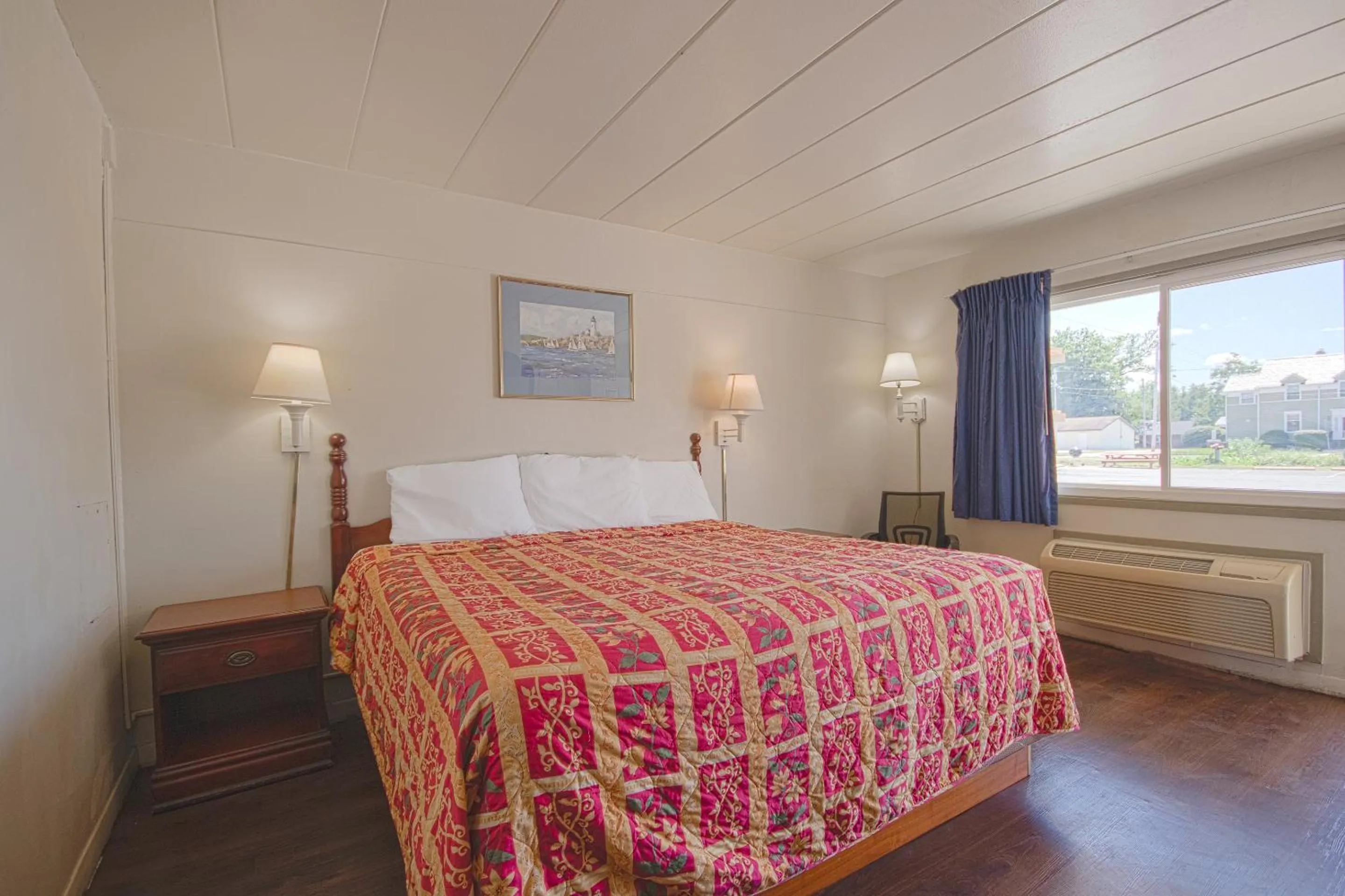 Bedroom in Centralia Motel near Downtown by OYO